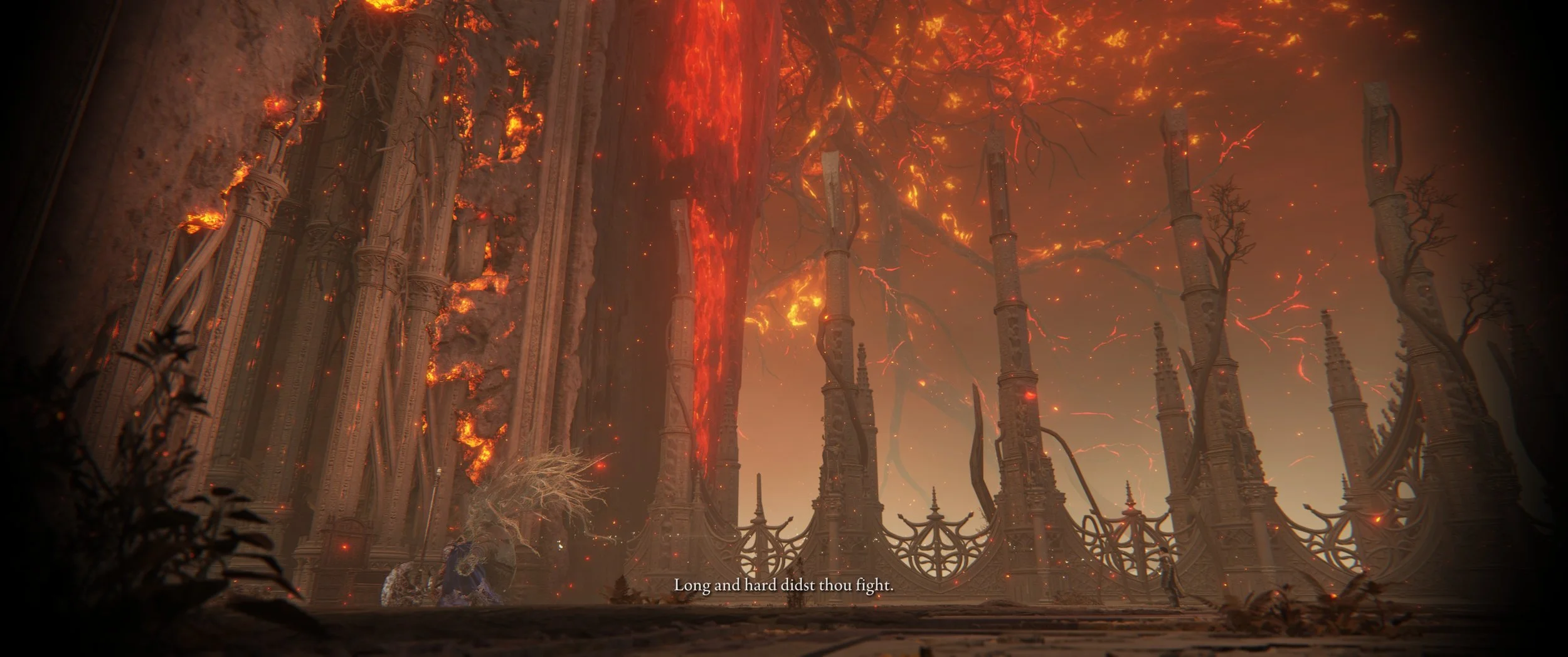 Eine zerstörerische Szene mit brennenden riesigen Bäumen und umgestürzten Strukturen, Feuer und lavaartige Ströme am Himmel, dunkle Silhouetten im Vordergrund.