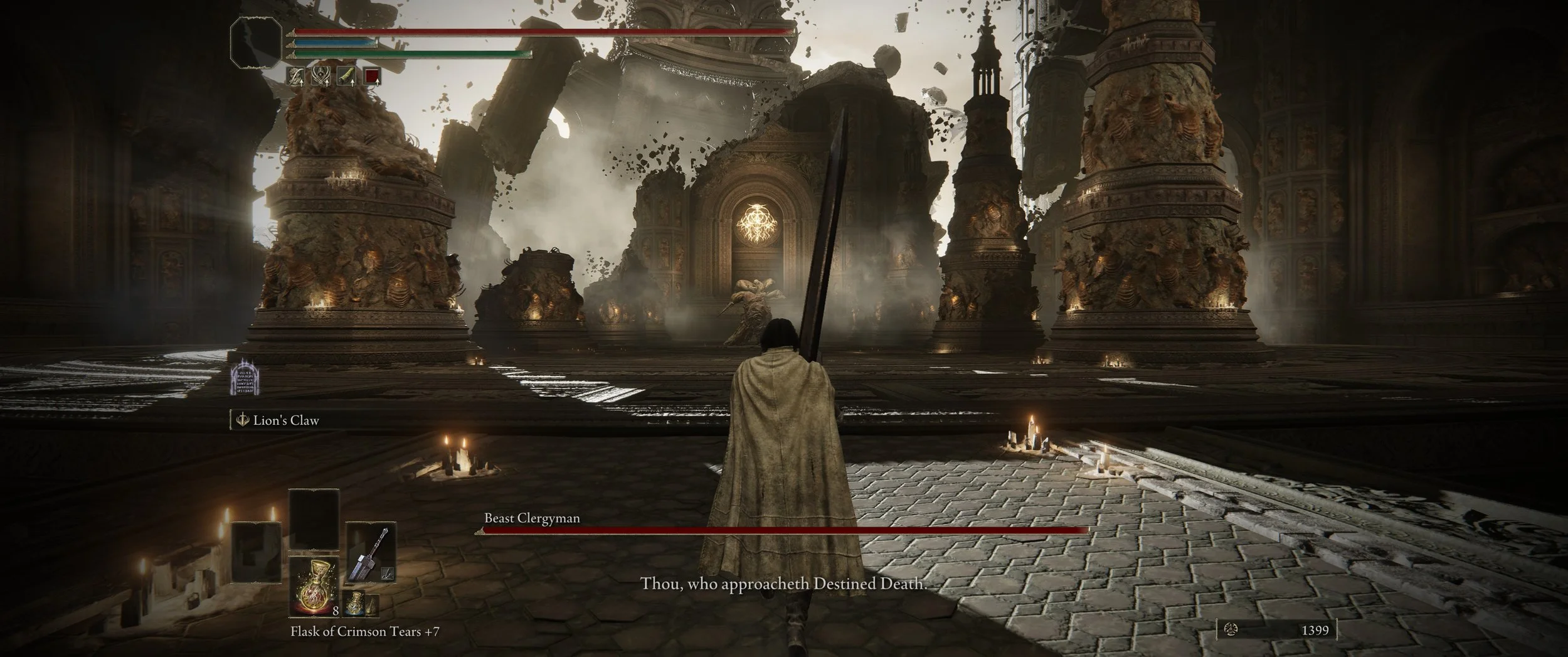 Ein Videospielbild zeigt einen Charakter mit einem großen Schwert vor einer monumentalen Statue in einer ehemaligen Tempelhalle, die von massiven steinernen Säulen und brennenden Kerzen umgeben ist.