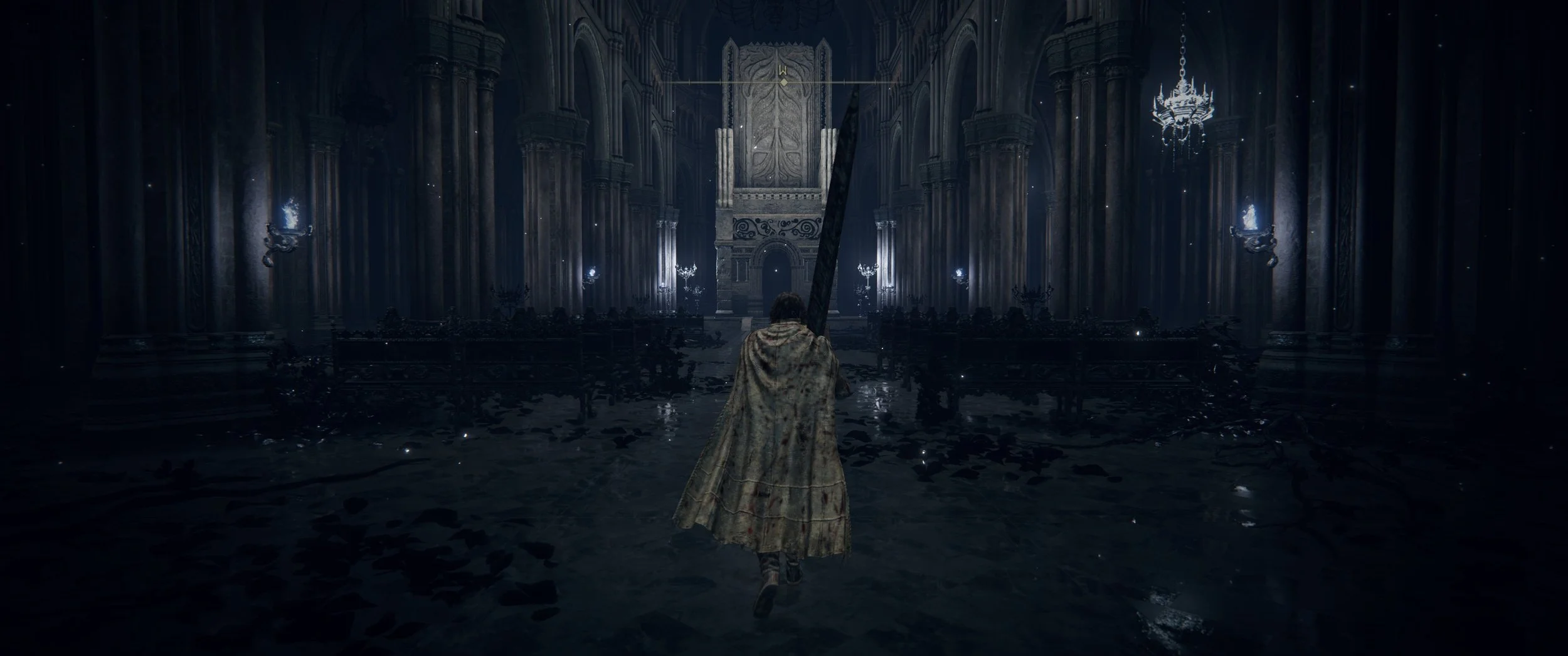 Eine Person mit Umhang läuft durch eine dunkle, alte Kathedrale mit hohen Säulen und Kronleuchtern. Das Wasser auf dem Boden spiegelt das Licht und die Architektur wider.