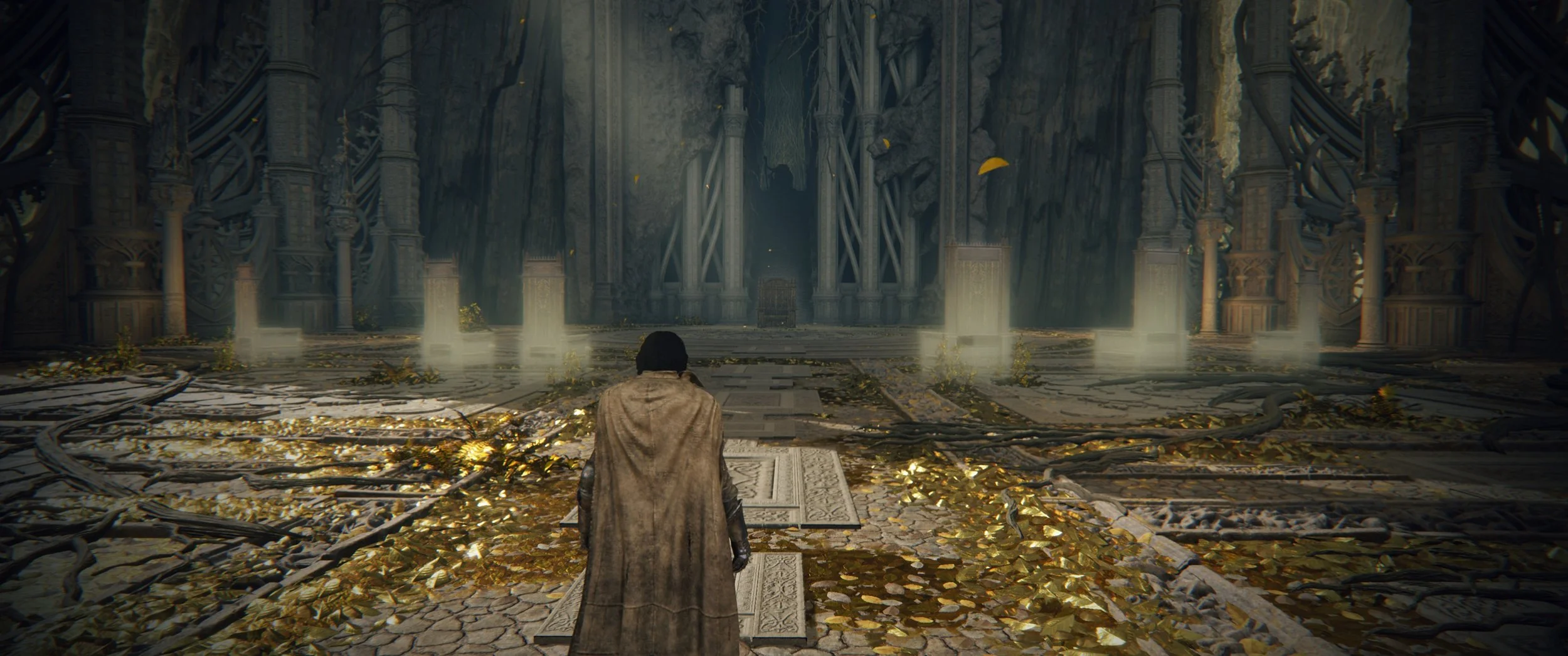 Ein Mensch mit Kapuzenmantel steht vor einer alten, verfallenen Tempelruine, die von goldenen Blättern bedeckt ist und eine magische Atmosphäre ausstrahlt.