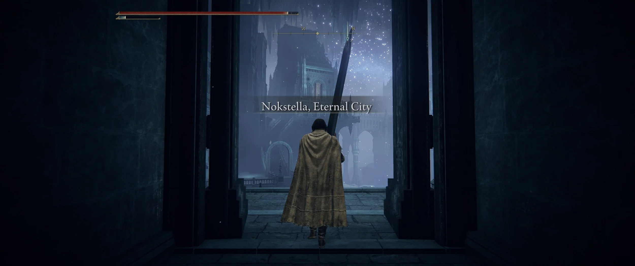 Eine Figur in einem Mantel mit einem großen Schwert, die durch einen weiten Bogen in die Stadt Noksella, Eternal City, schreitet, bei Nacht mit einem Sternenhimmel im Hintergrund.