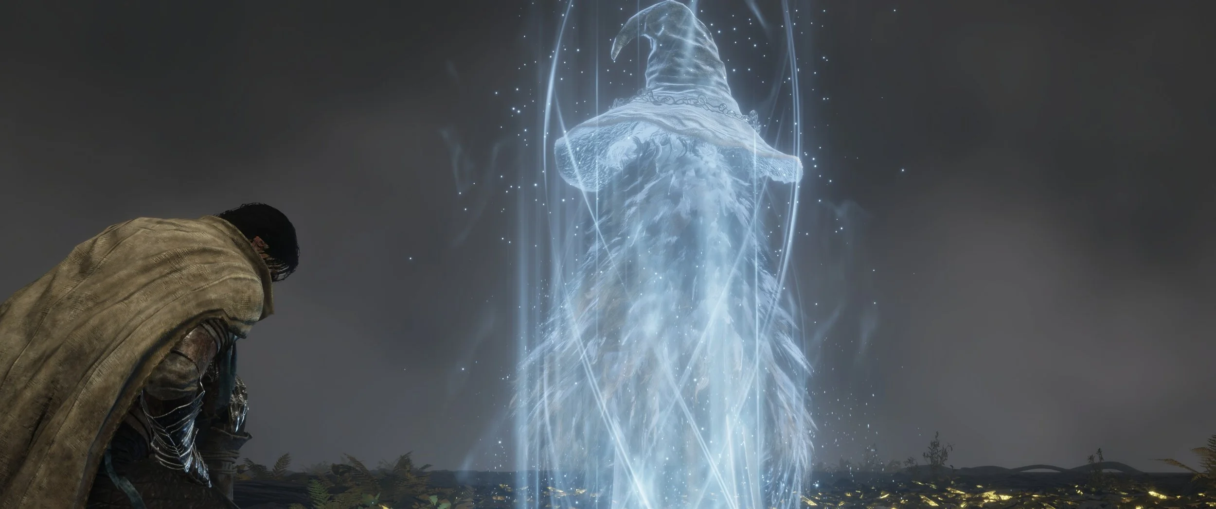 Eine Person in einem braunen Mantel steht vor einem digitalen holographischen Abbild eines Pfeils, das aus Licht und Partikeln besteht, vor einem dunklen Himmel mit fernen Lichtern am Horizont.