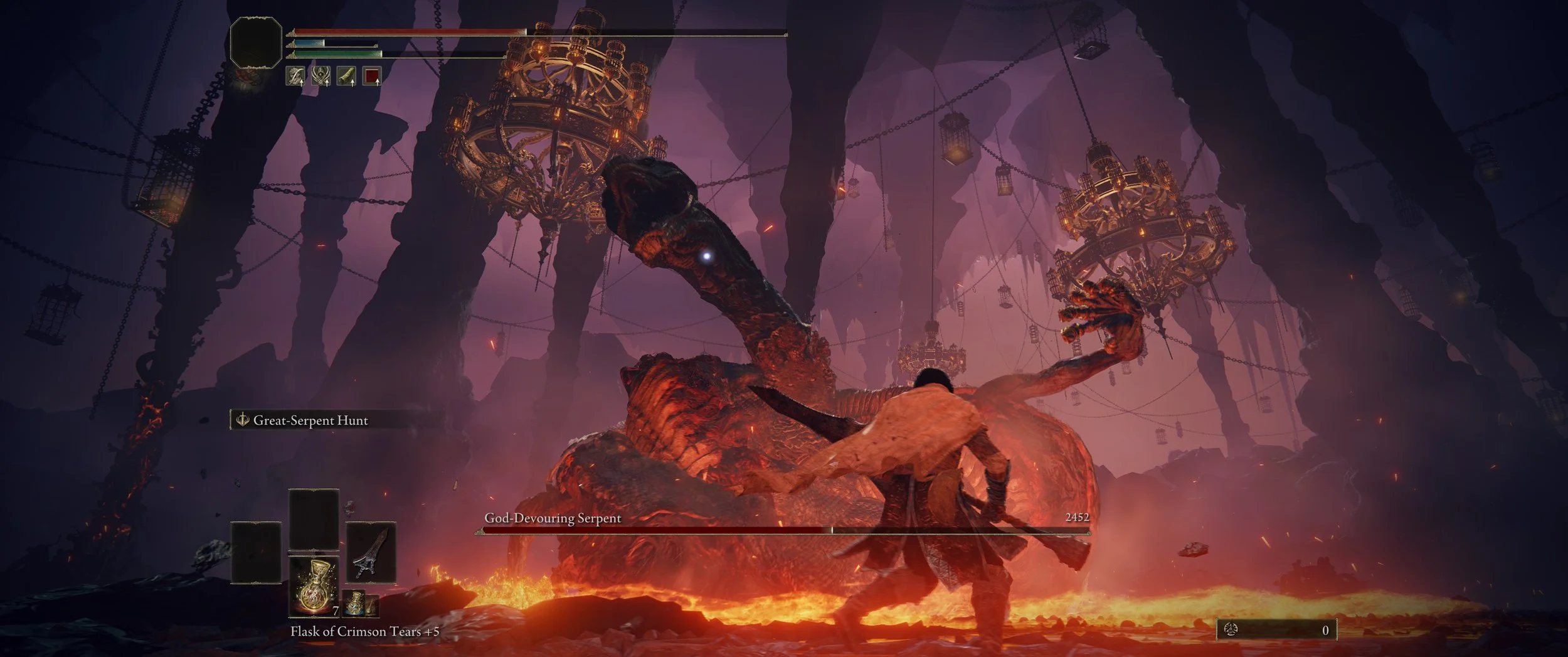 Ein Charakter kämpft gegen die Echse des Gottes in einem dunklen, kellerartigen Raum mit Kronleuchtern und hängenden Laternen, während auf dem Bildschirm die Spielinformationen angezeigt werden.