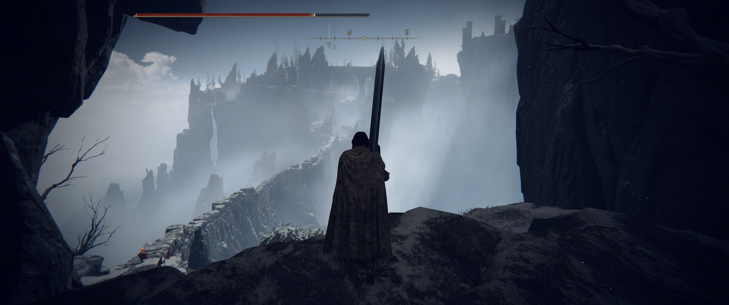 Eine Figur mit einem langen Schwert steht auf einem Felsen und blickt auf eine mystische, nebelverhangene Landschaft mit alten Gebäuden und hohen Klippen in einem Fantasy-Setting.