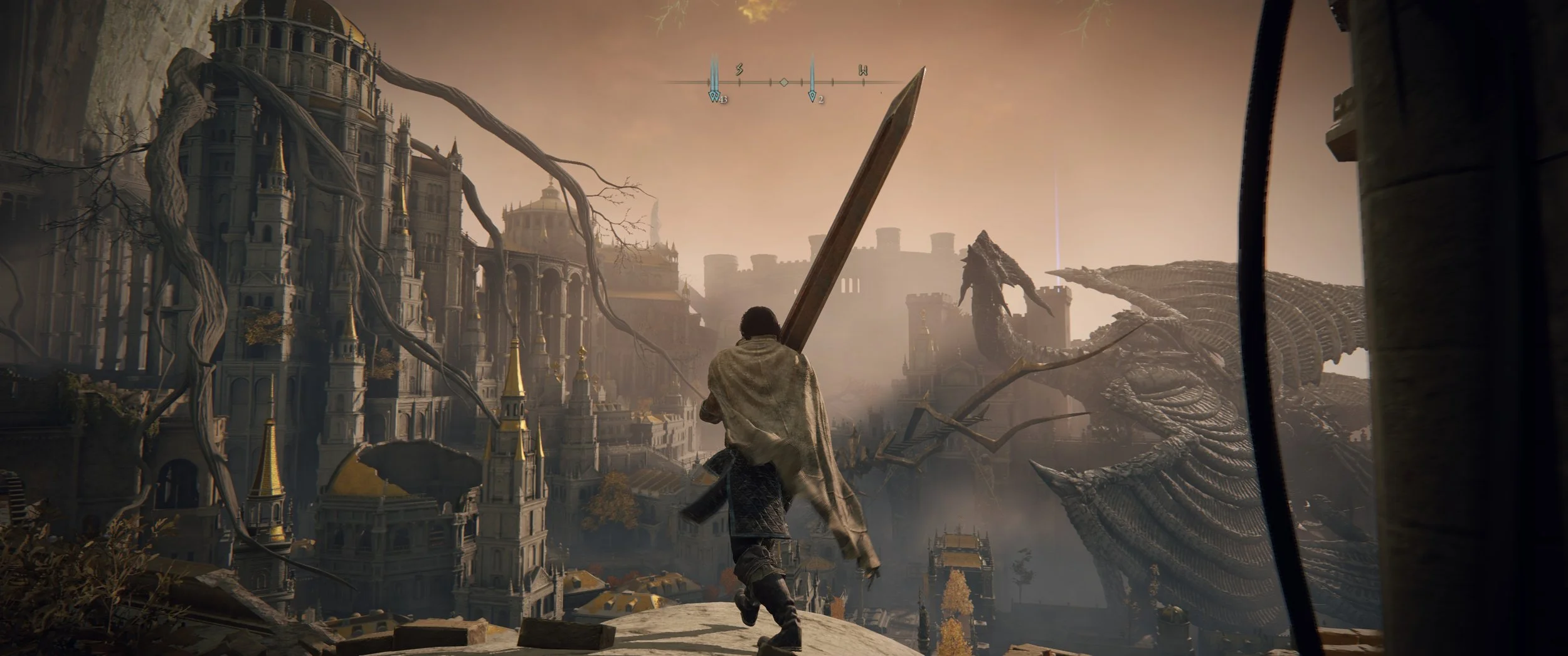 Eine Figur mit einem großen Schwert steht auf einer schwarzen Steinstufe und blickt auf eine zerstörte Stadt mit großen Gebäuden und einem großen Drachen im Hintergrund. Der Himmel ist grau.