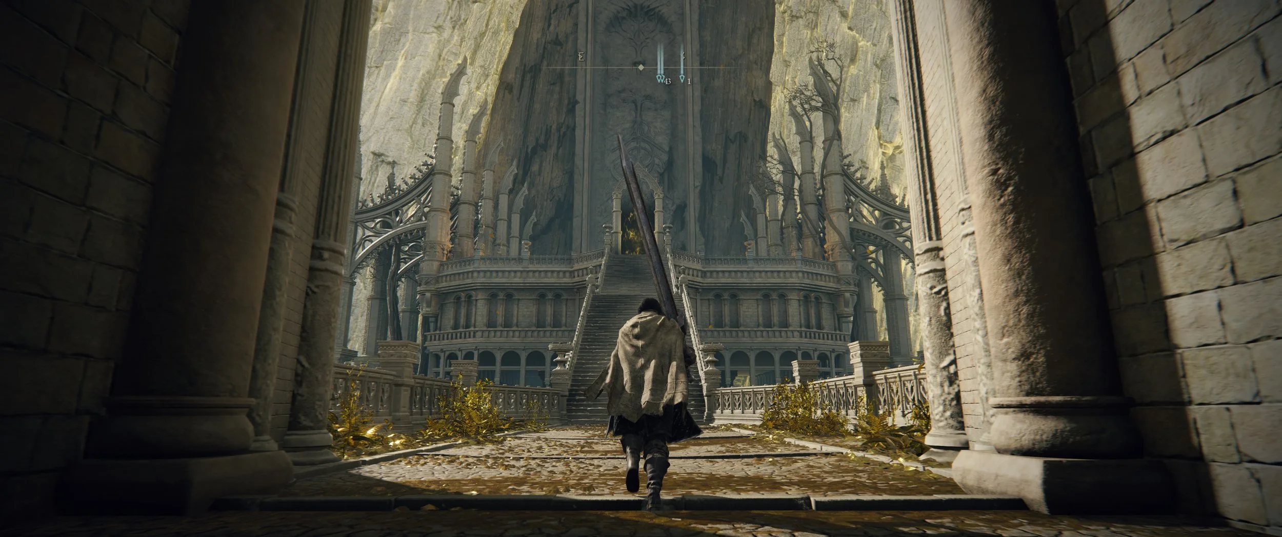 Ein Charakter mit einem riesigen Schwert in der Hand, läuft auf eine große, verfallene Architektur mit Stufen und Bäumen im Hintergrund.