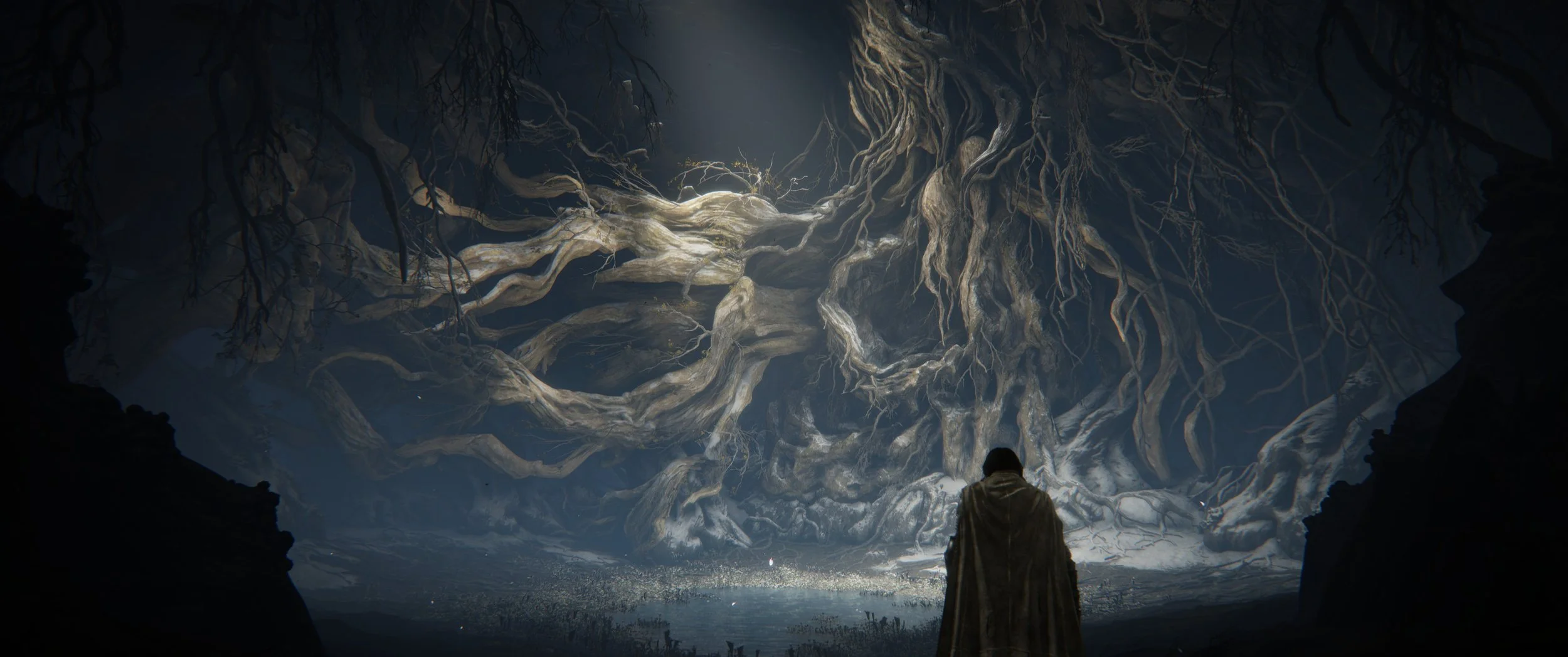 Ein Mensch steht vor einem großen, mystischen Baum in einer dunklen, geheimnisvollen Umgebung, beleuchtet von einem schwachen Licht.