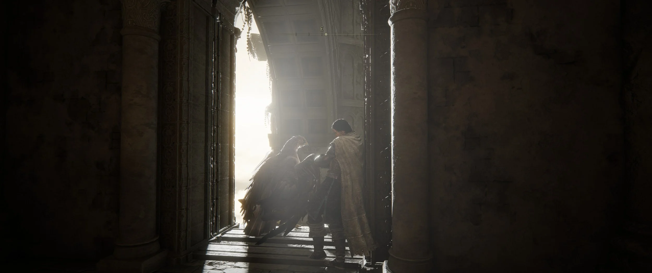 Drei Personen, die auf einem alten, kunstvoll verzierten Tor stehen, umgeben von antiken Säulen, mit Sonnenlicht im Hintergrund.