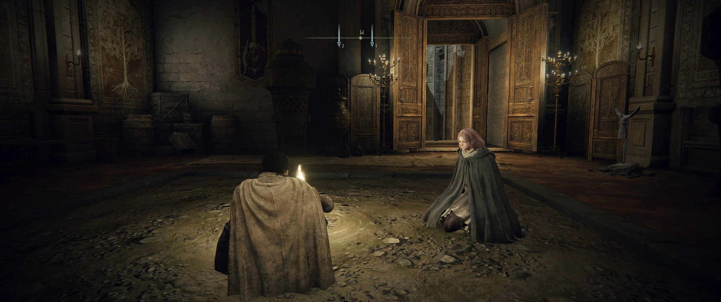 Zwei Figuren in mittelalterlichen Kleidern sitzen gegenüber in einem dunklen, alten Raum mit Holzvertäfelungen, Kerzenlicht und alten Kunstgegenständen.