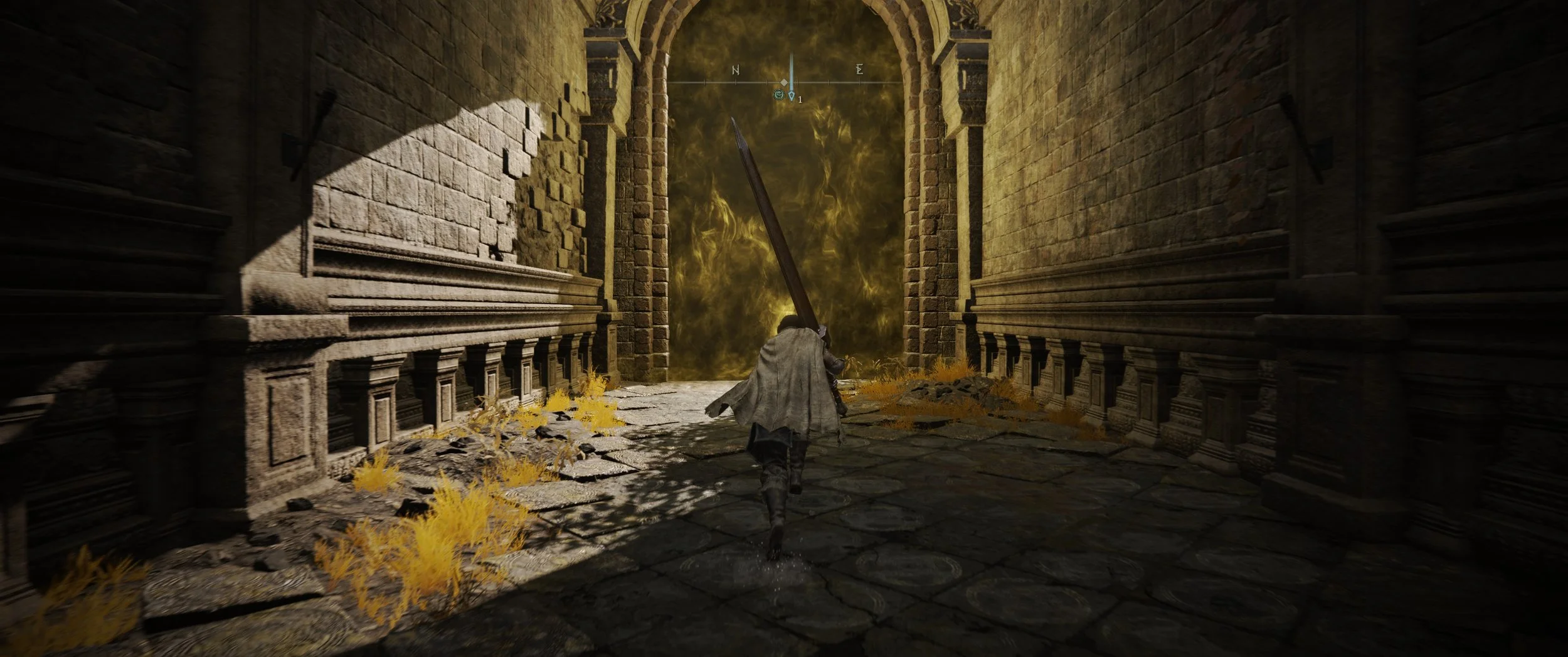 Charakter in dunkler Kleidung läuft durch eine mittelalterliche, zerstörte Steinstraße, hält ein großes Schwert nach oben, vor einer leuchtenden, mystischen Tür im Hintergrund.