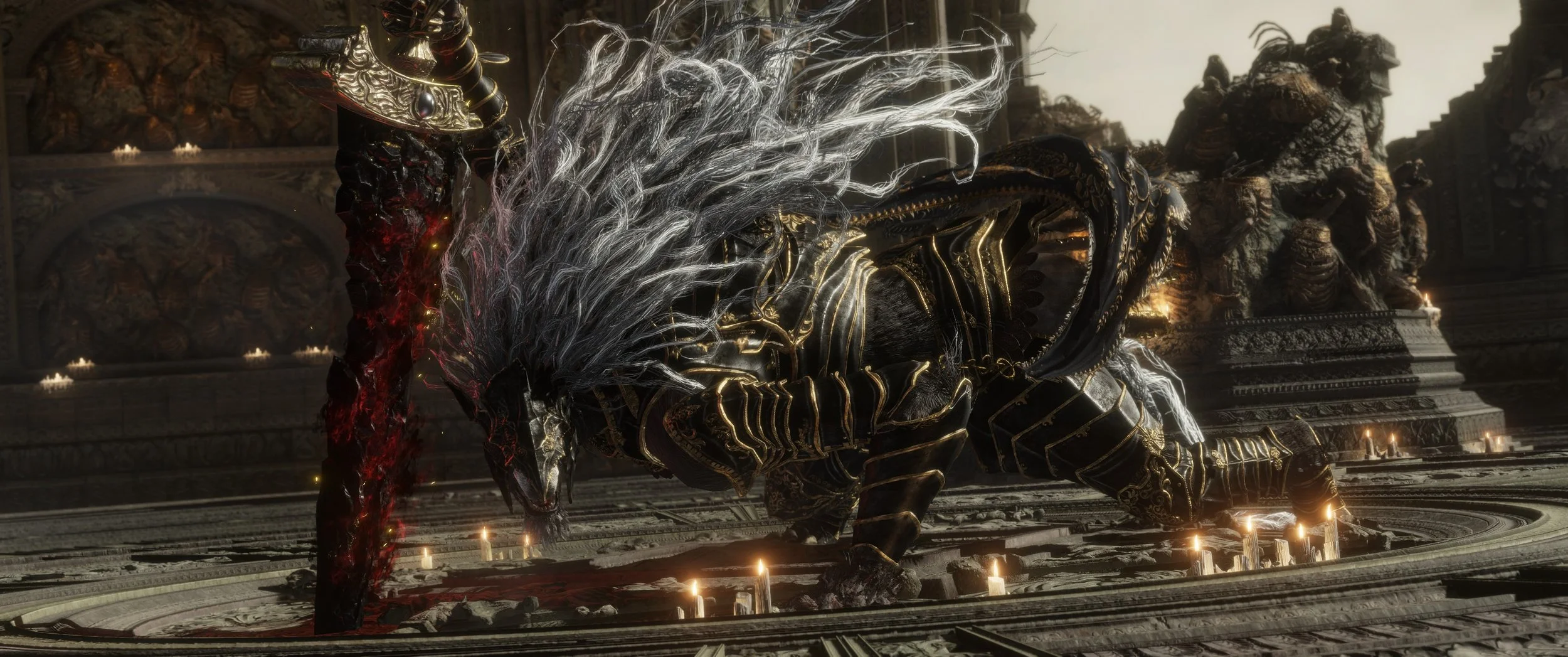 Ein dunkler, goldverzierter, gepanzerter Löwe aus Stein auf einem alten Altar in einer gotischen Kathedrale mit kleinen brennenden Kerzen im Vordergrund.