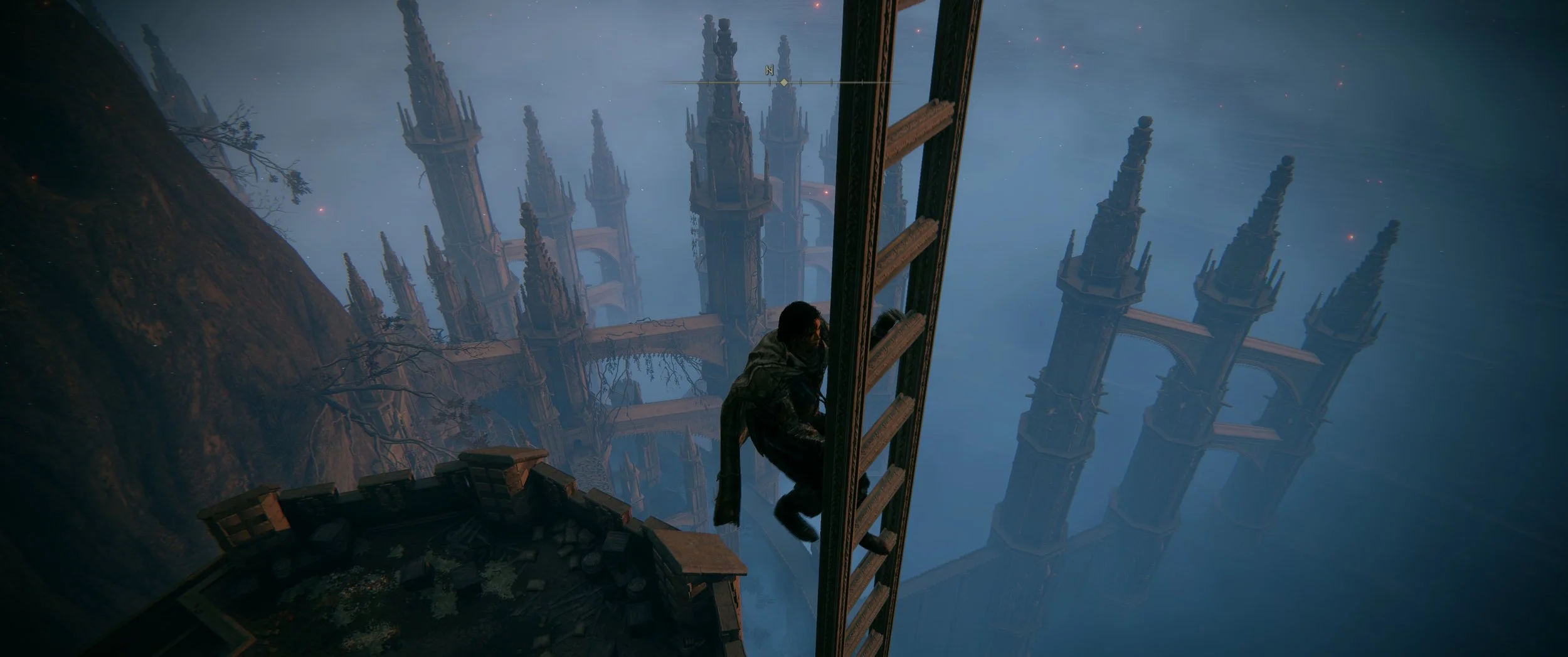 Ein Spieler klettert eine Leiter an einer hohen Ritterburg in einem dunklen, nebligen Himmel. Im Hintergrund sind große gotische Türme sichtbar.