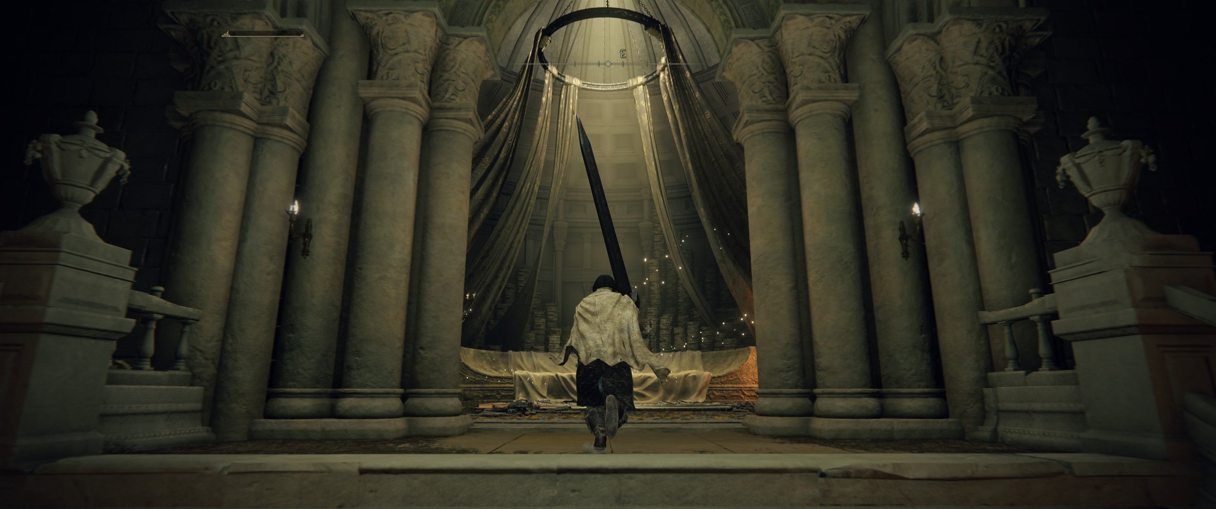 Eine Person in dunkler Kleidung kniet vor einer großen Statue in einer Säulenhalle, umgeben von hohen Säulen und stilisierten Urnen. Die Szene wirkt monumentale und dramatische Atmosphäre.