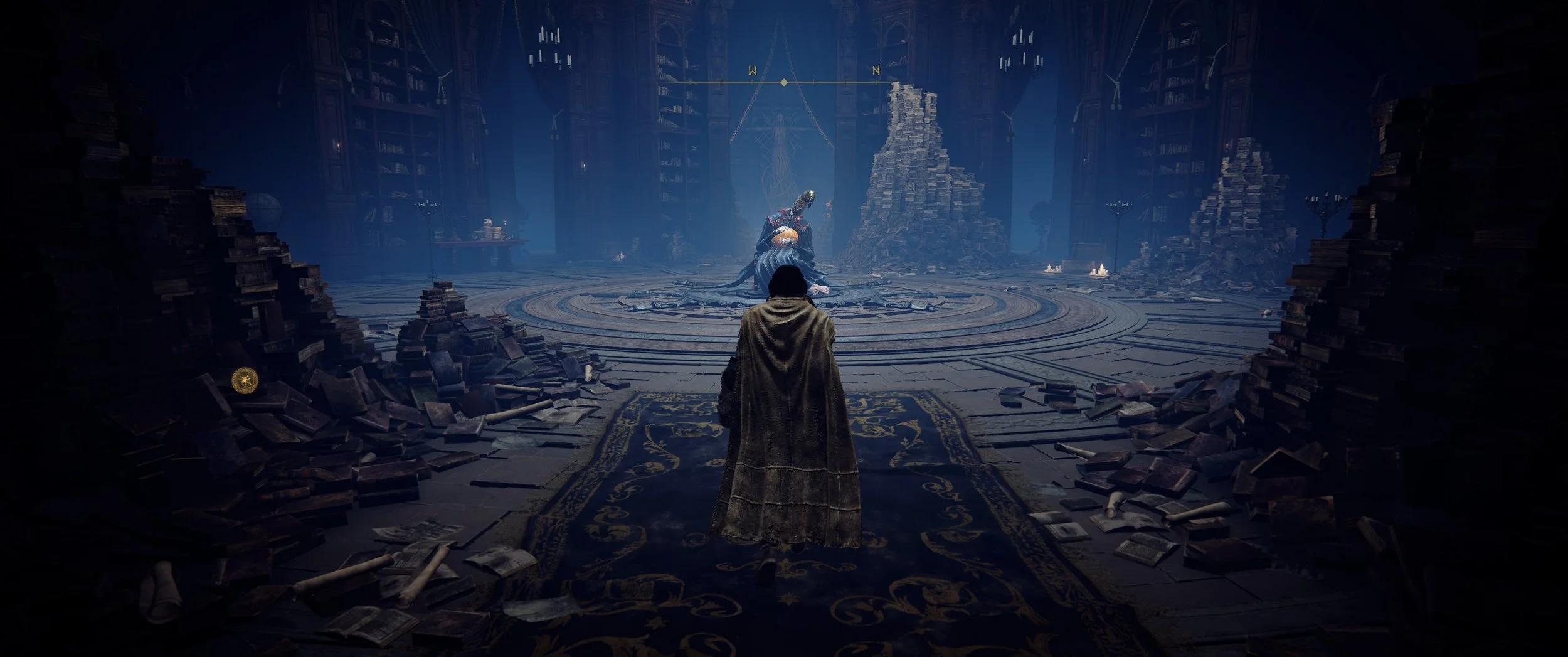 Eine Person in einem Umhang steht in einem dunklen Raum voller Bücher und zerfallener Regale. Vor ihr liegt ein geheimnisvoller Raum mit einer großen, zentralen Plattform. Auf der Plattform befindet sich eine kniende Figur im Gewand. Im Hintergrund s