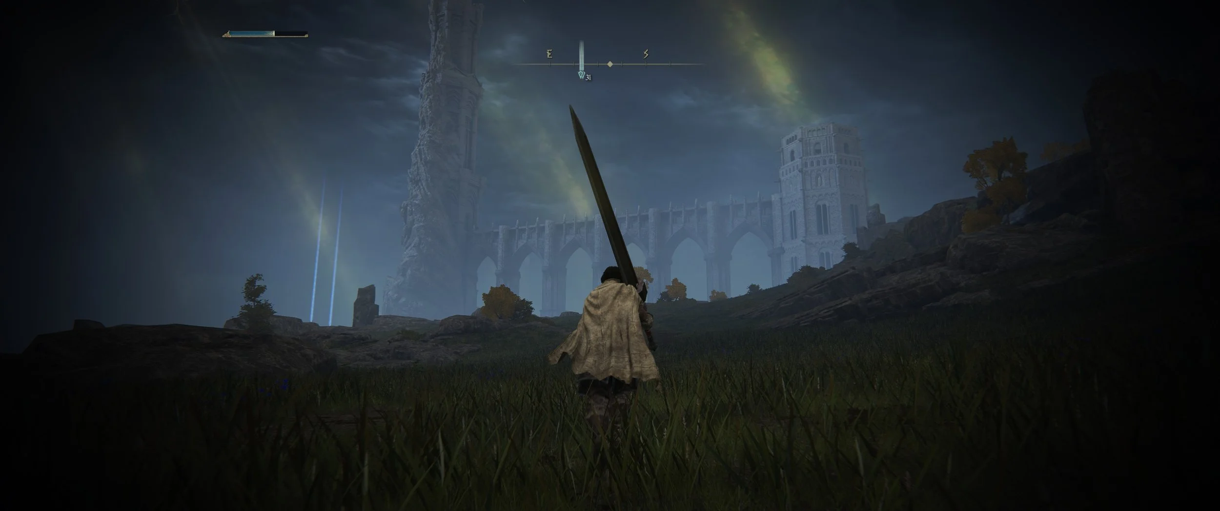 Eine Spielfigur mit Umhang und einem großen Schwert steht auf einer grünen Wiese vor einer alten Stadt mit hohen Mauern und Türmen, im Hintergrund ein mystischer Himmel mit grünen und blauen Lichtern.