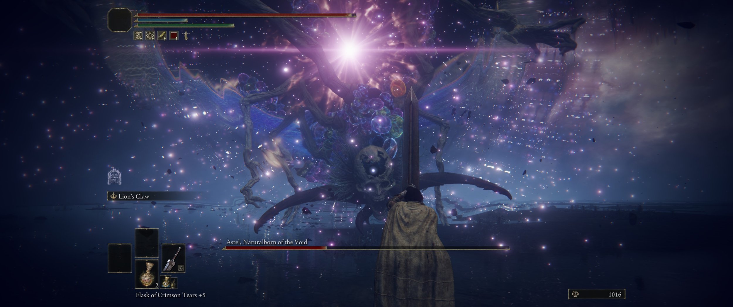 Ein Spieler kämpft gegen einen großen, mehrköpfigen, bio-mechanischen Drachen in einem dunklen, sternenübersäten Himmel. Das Spiel-Interface zeigt Gesundheitsleiste, Item- und Waffenslots, sowie einen Schadenbalken.