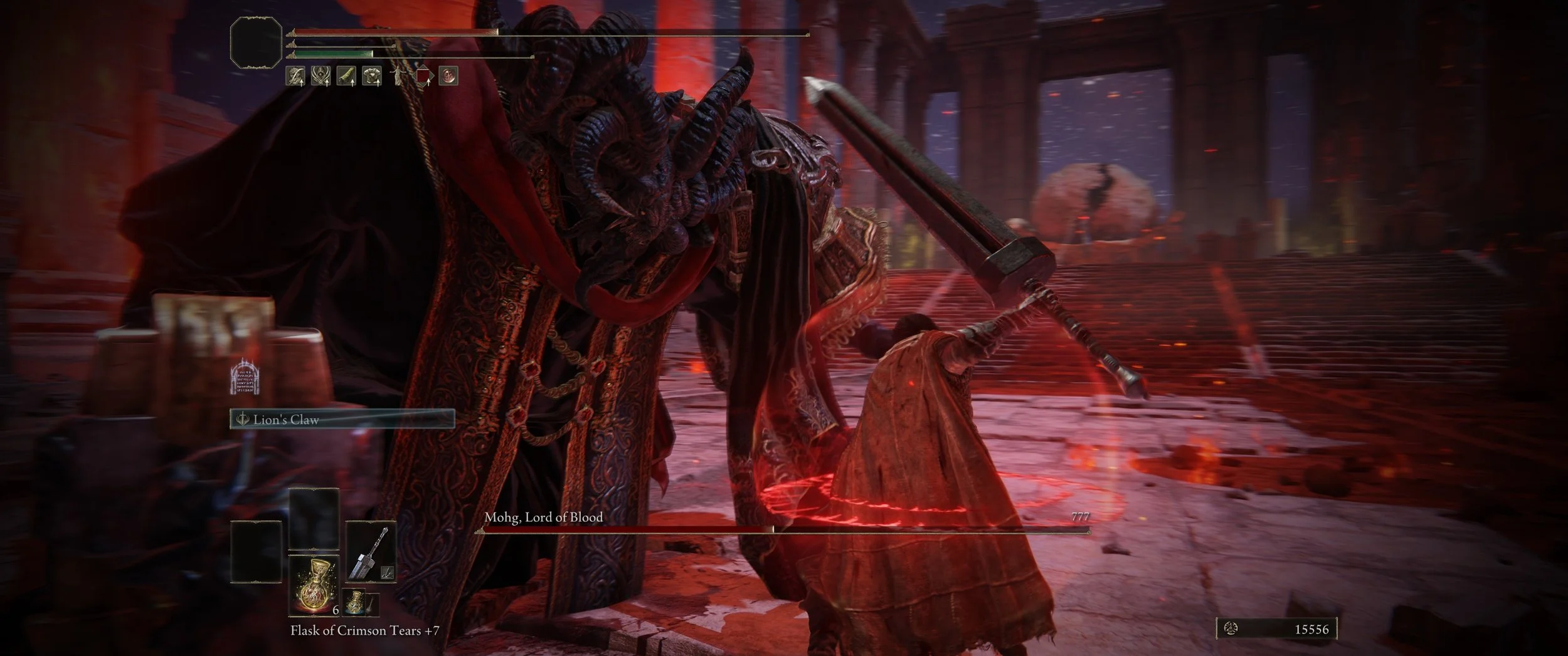 Ein Charakter in einer Rüstung kämpft gegen einen großen, teuflischen Gegner in einem rotem, antiken Stadion bei Nacht in einem Videospiel.