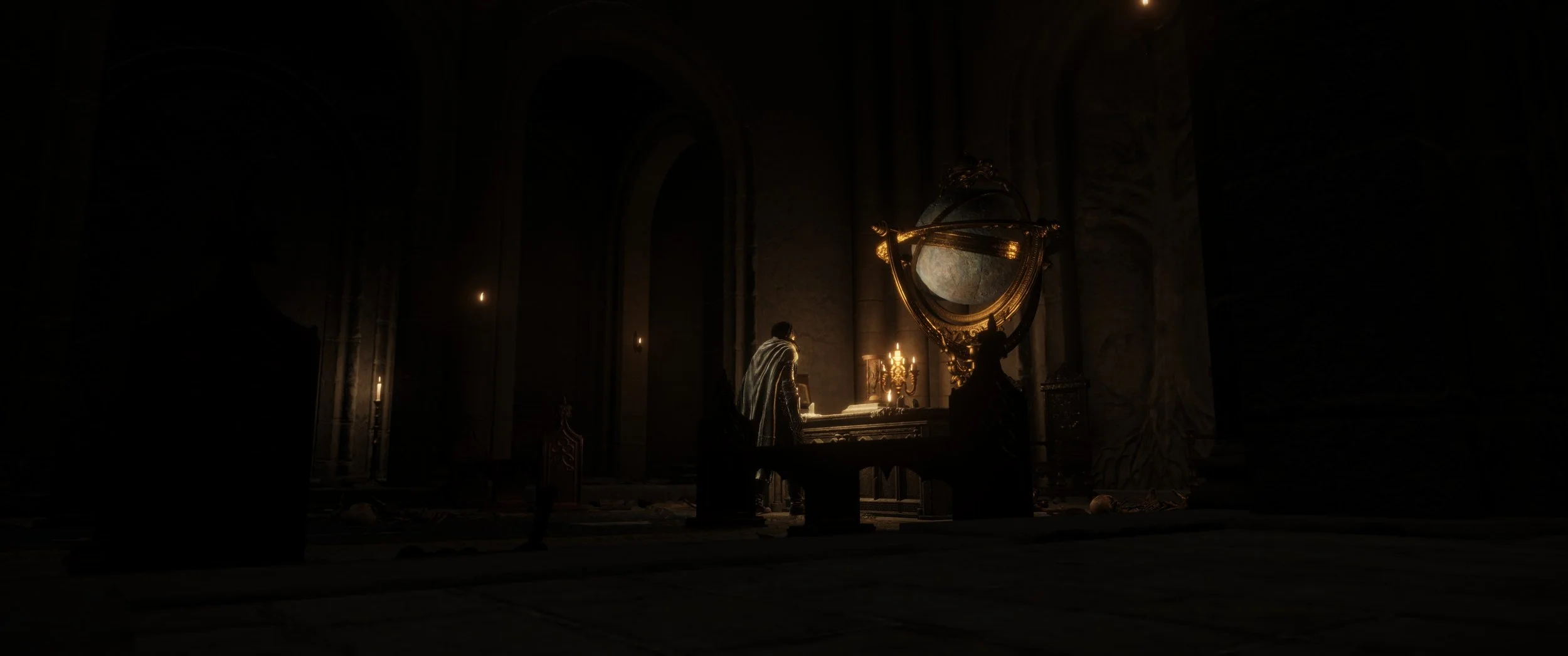 Eine dunkle, alte Kathedrale mit einem großen astronomischen Instrument, einem Armillarsphäre, im Mittelpunkt, beleuchtet von Kerzenlicht. Ein Mann in mittelalterlicher Kleidung steht vor einem Altar.