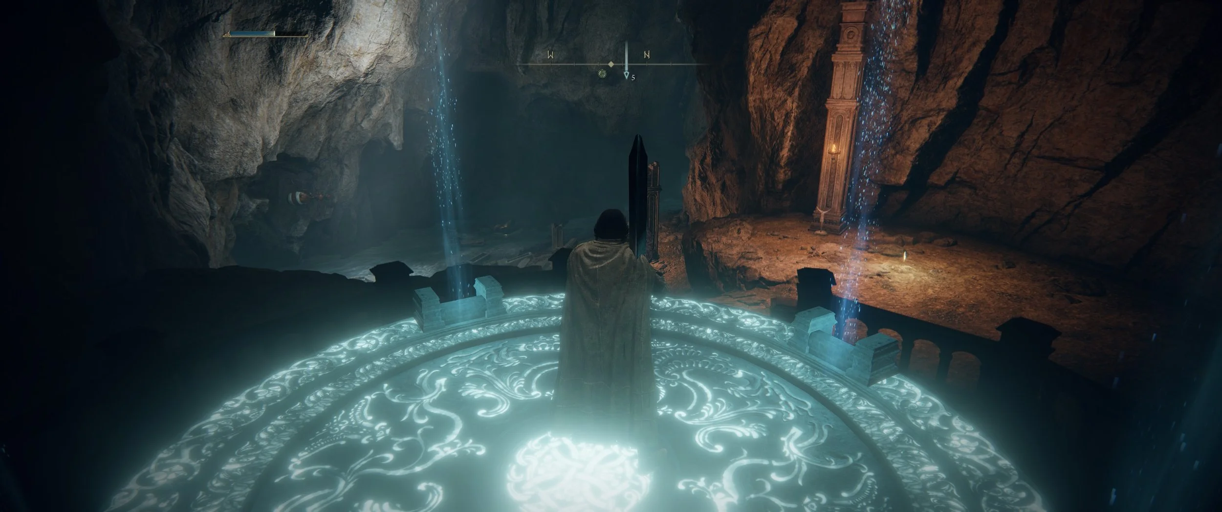In einem dunklen, Höhlen-ähnlichen Raum steht eine Figur in einem Cape, die auf einem leuchtenden, kreisförmigen Portal mit filigranen Mustern steht. Vor der Figur gibt es einen schmalen Balkon mit Zäunen. Im Hintergrund sind steinerne Säulen und Was