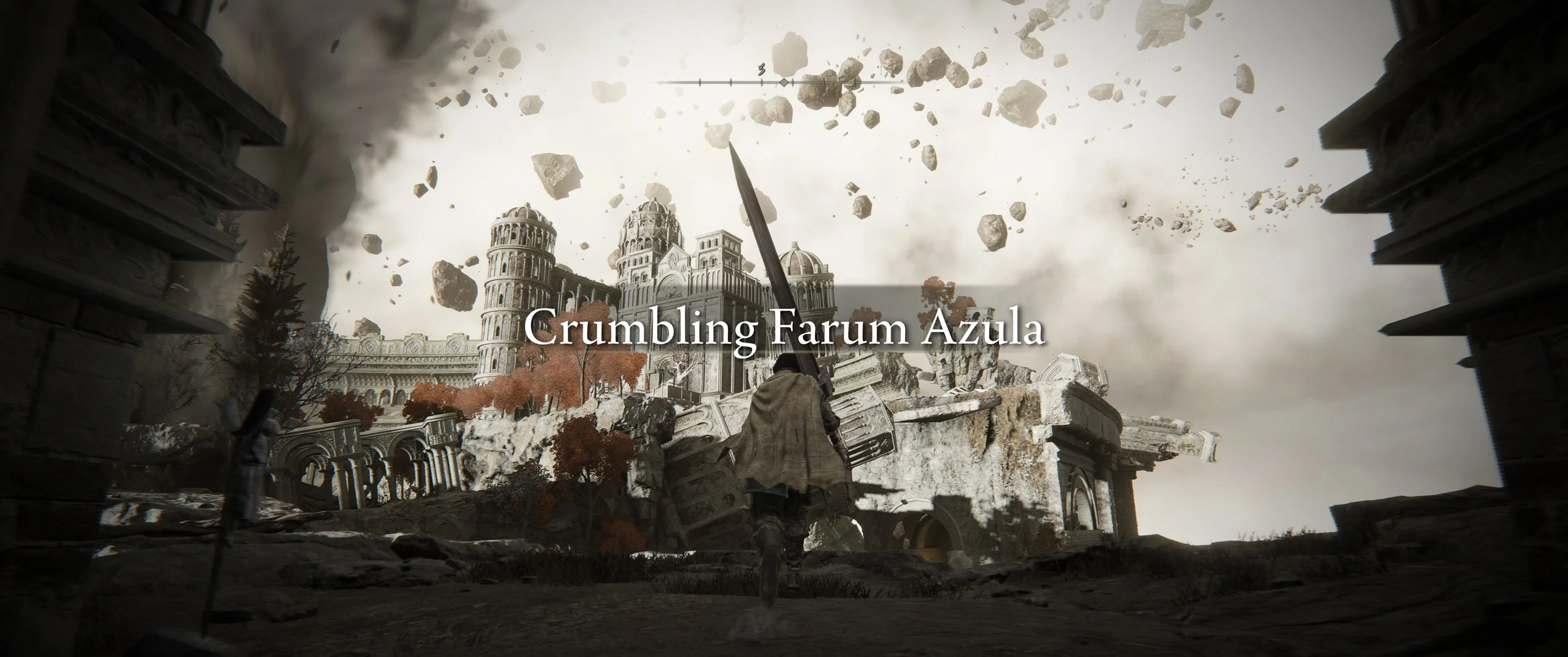 Eine Person läuft in einer zerstörten antiken Stadt mit fallen Trümmern umher, im Hintergrund stehen berühmte Gebäude wie der Turm von Pisa und die Pisaner Kathedrale, während der Himmel bewölkt ist.