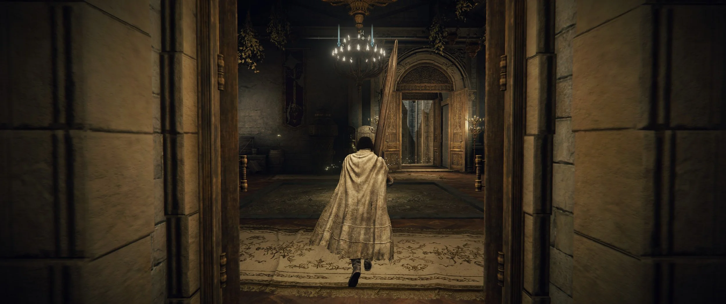 Person in einem alten, großen Saal mit schweren Holzportalen und Kronleuchtern, trägt ein langes, braunes Kleid mit Umhang, läuft durch den Raum.