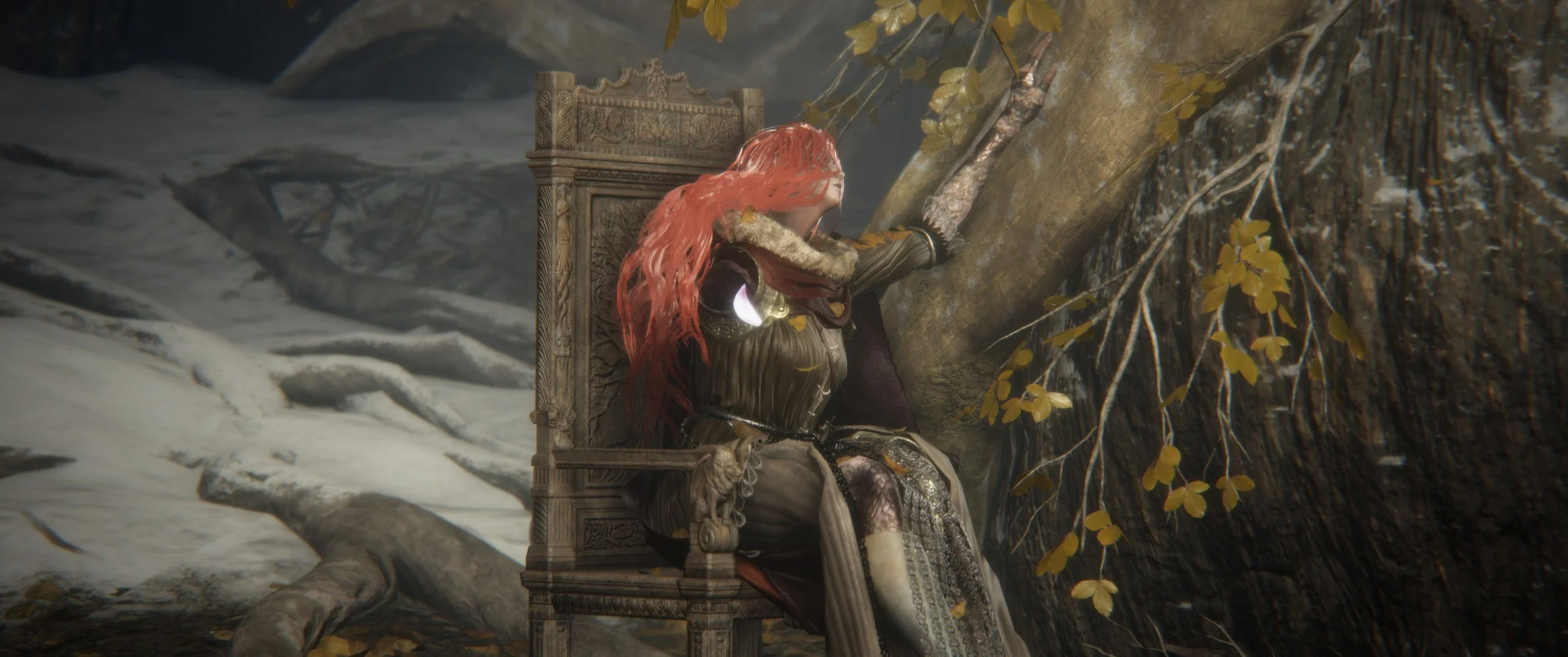 Eine Frau mit roten Haaren sitzt auf einem kunstvoll geschnitzten Holzstuhl, hält einen Baumstamm und ist von herab fallenden goldgelben Blättern umgeben, mit Schnee am Boden im Hintergrund.