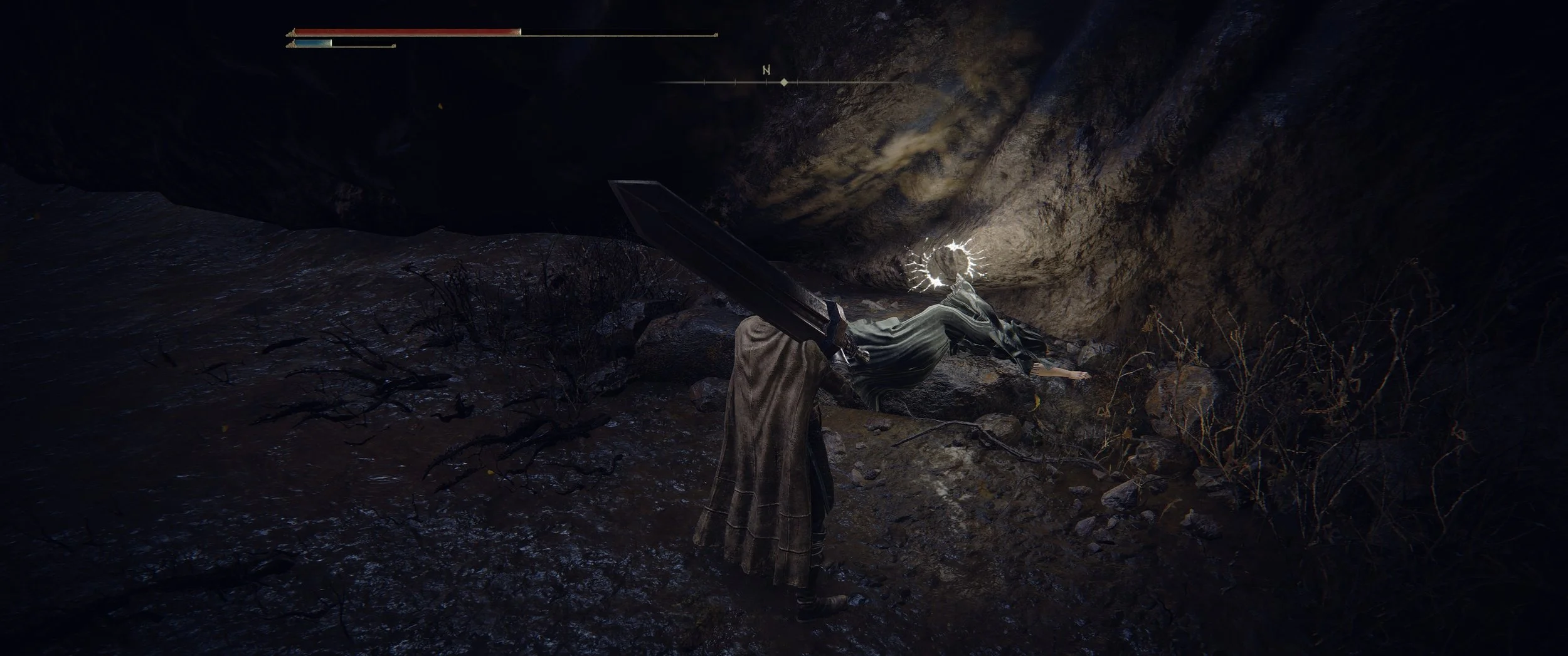 In einem dunklen Höhlenbereich kämpft ein Ritter mit einem großen Schwert gegen eine magische Kreatur, die eine leuchtende Heiligenschein hat.