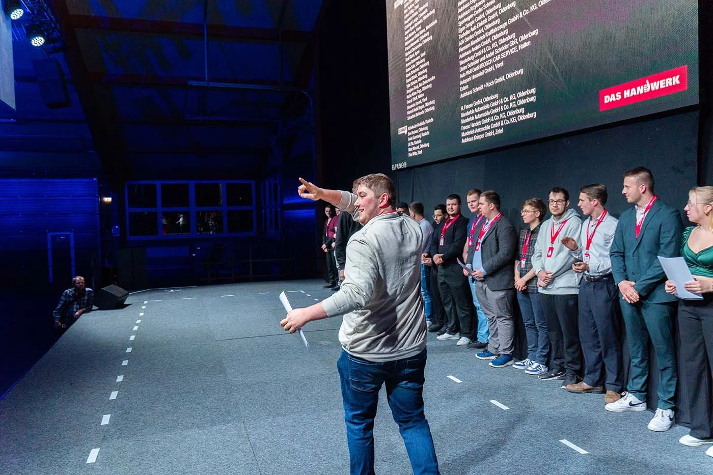 Absolvent grüßt seine Familie im Publikum