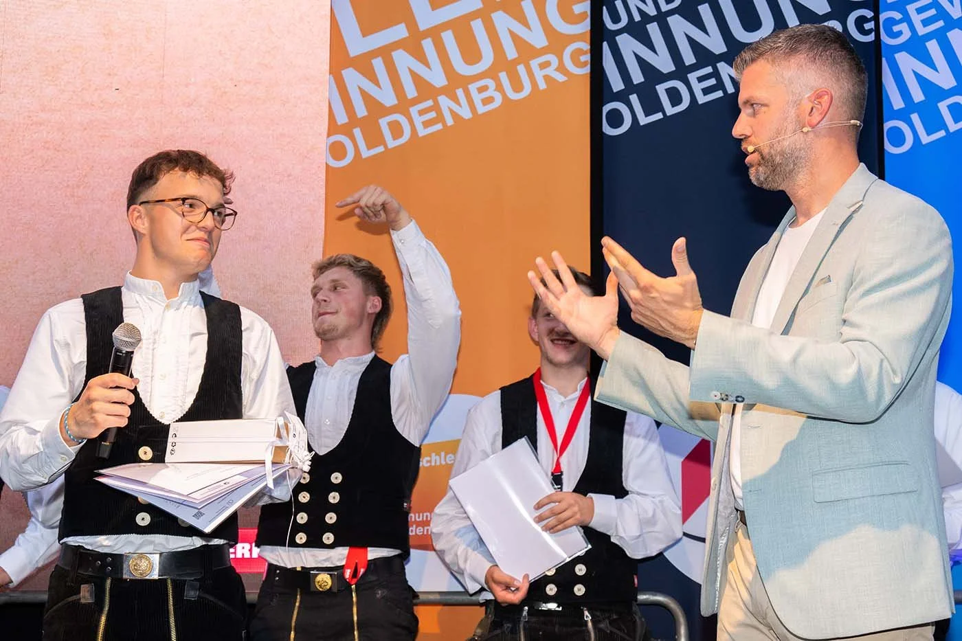 Prüfungsbester Zimmerer Marlon Meißner mit Moderator Philip Kamke auf der Bühne