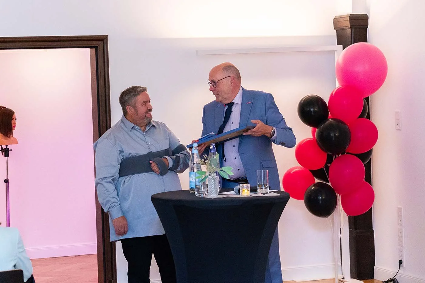 Übergabe durch Eckhard Stein: Die Goldene Ehrenurkunde für die Innung