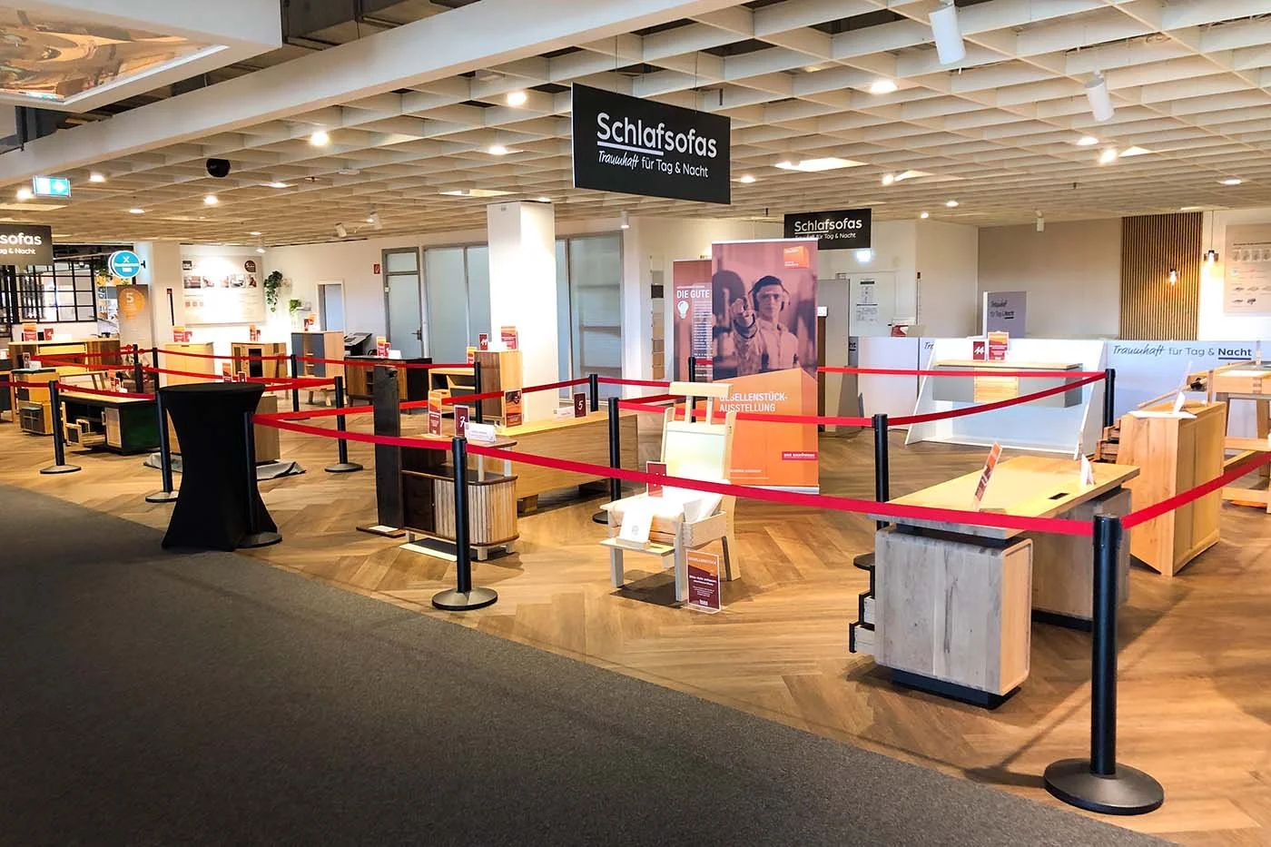 Blick über die Gesellenstückausstellung der Tischler-Innung Oldenburg bei Buss Wohnen