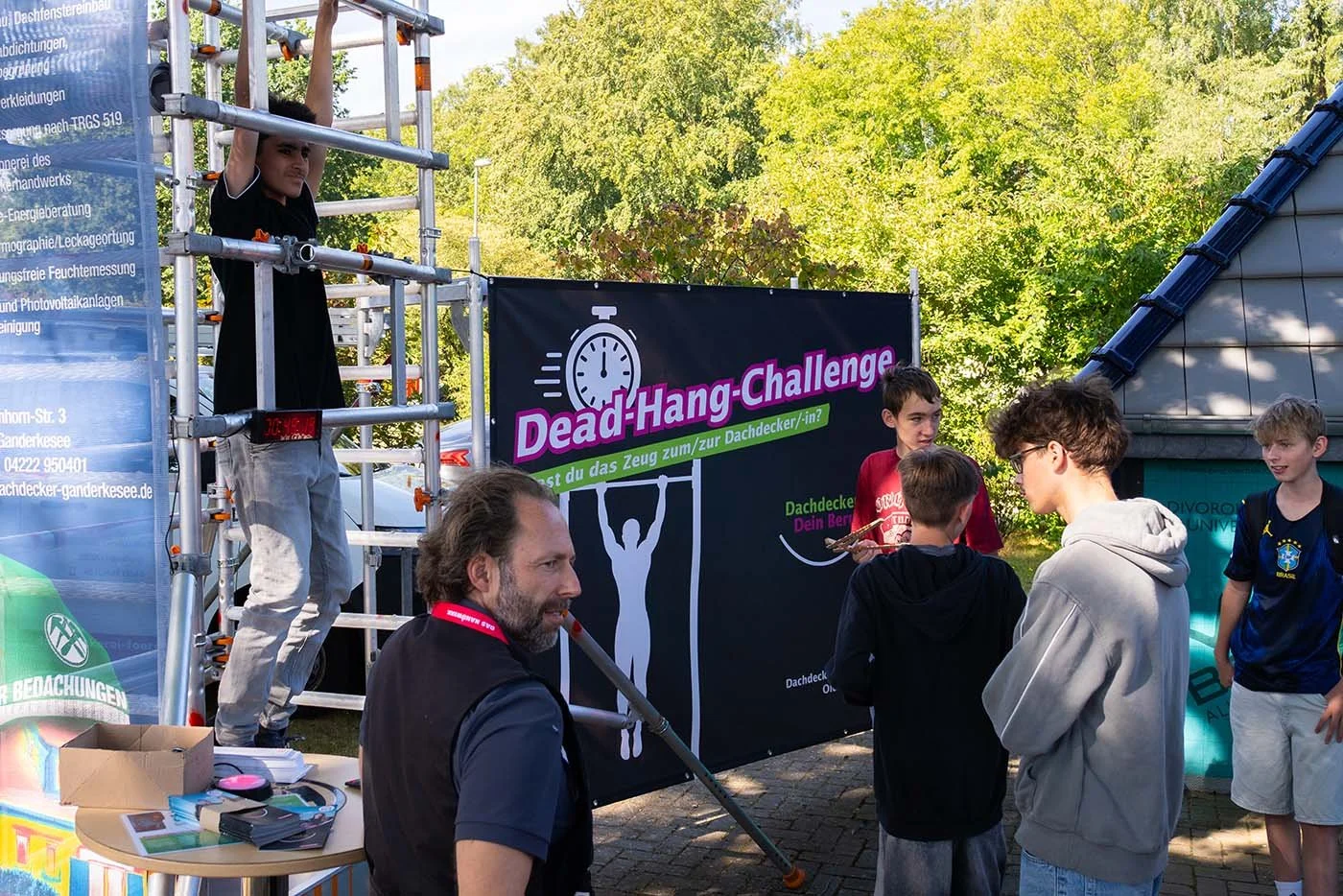 Hängen an einem Baugerüst