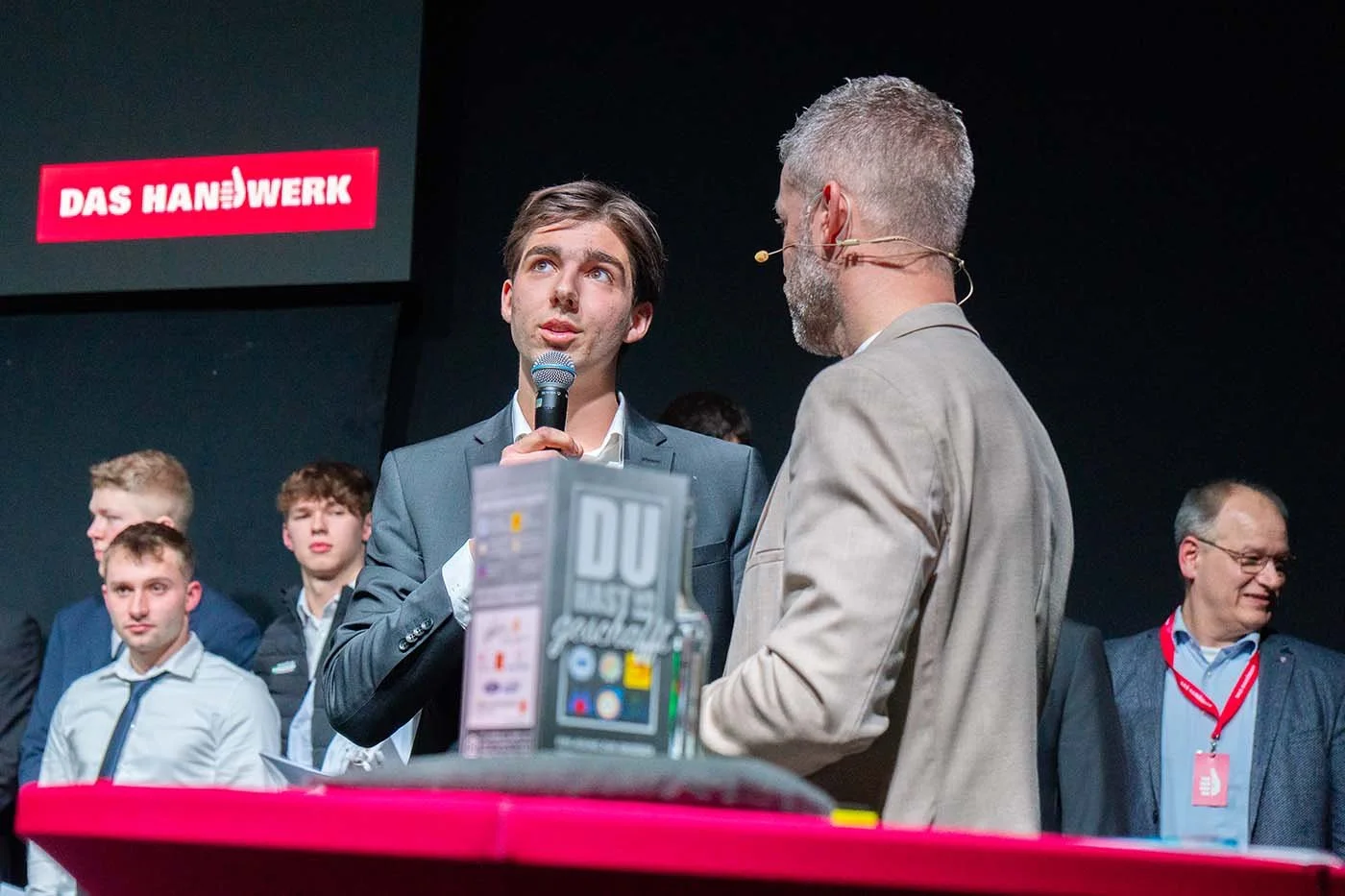 Mika Siems spricht auf der Bühne mit Moderator Phillip Kamke