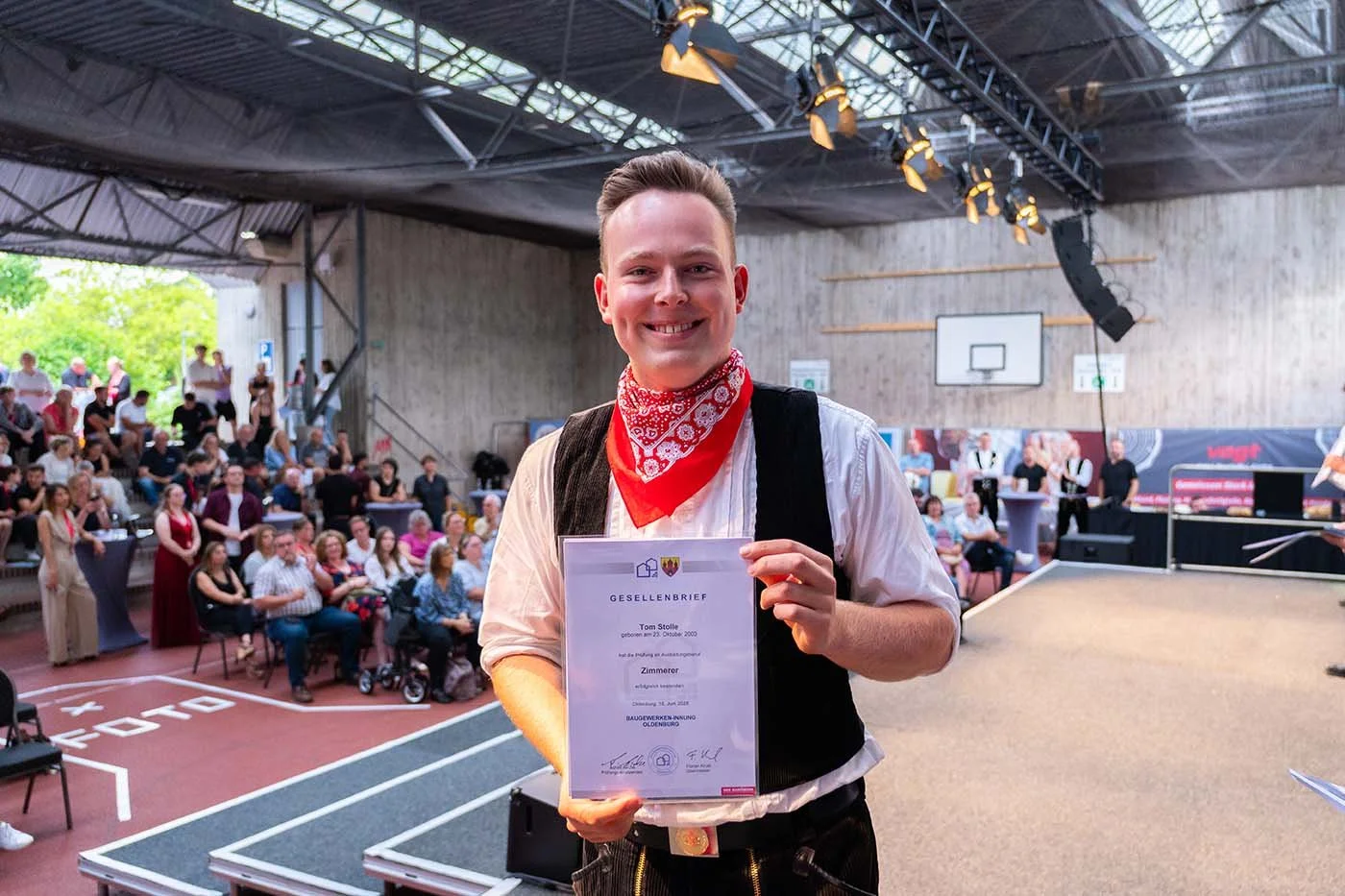 Zimmermann präsentiert Gesellenbrief