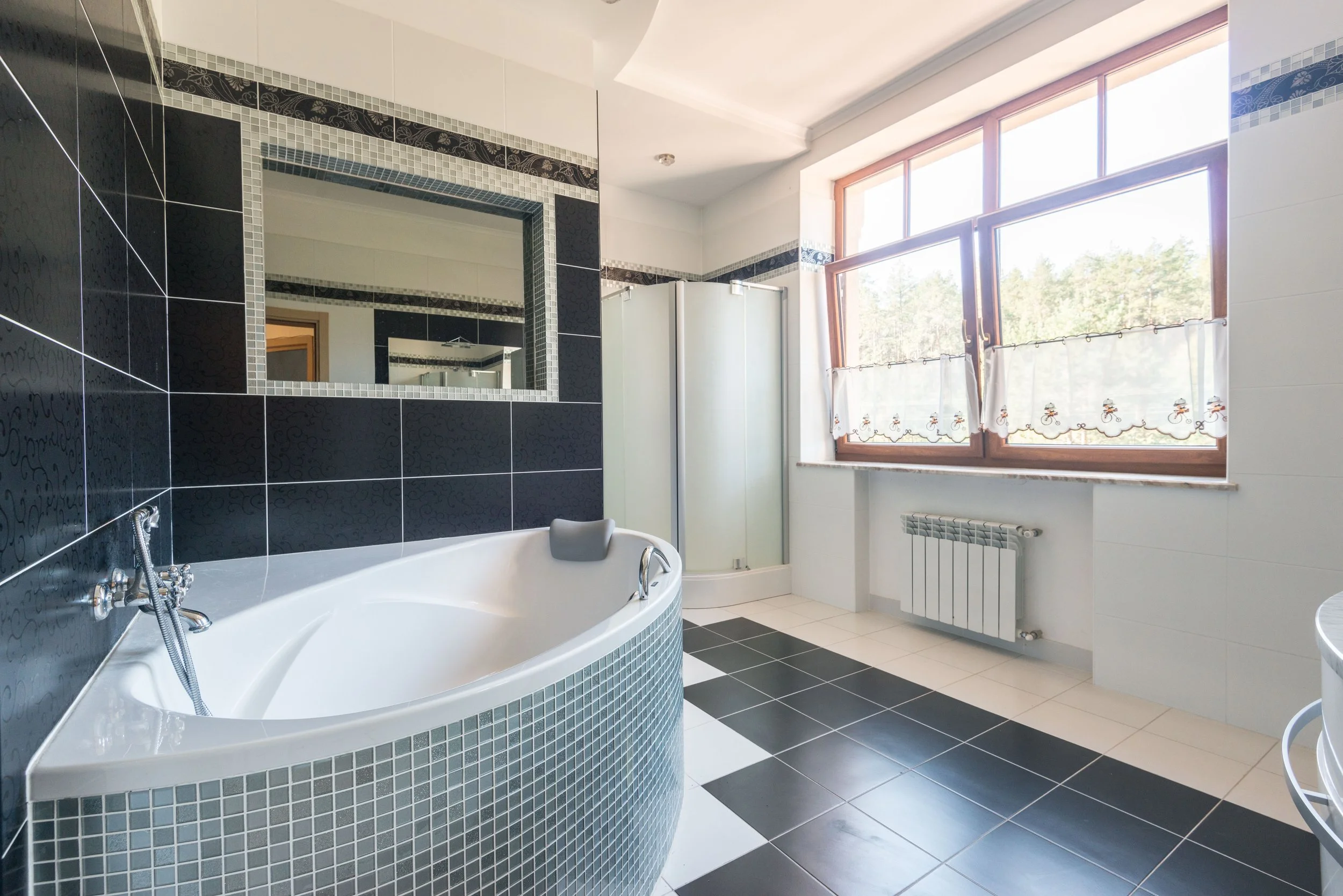 bathroom-curtain-window