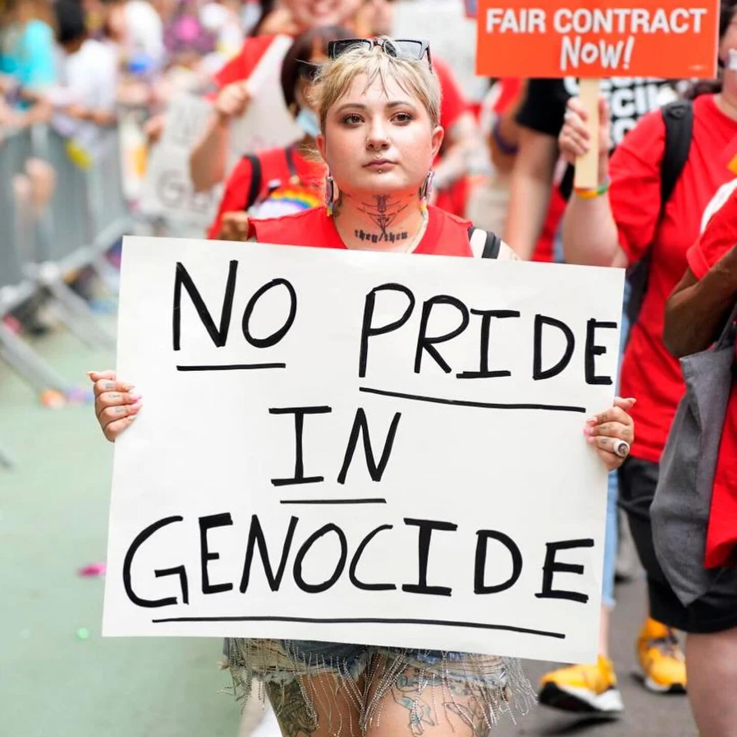 Asking you to read my damn sign since 1997

📸 first photo: Charles Sykes/Invision/AP
📸 second photo: @movementphotographer