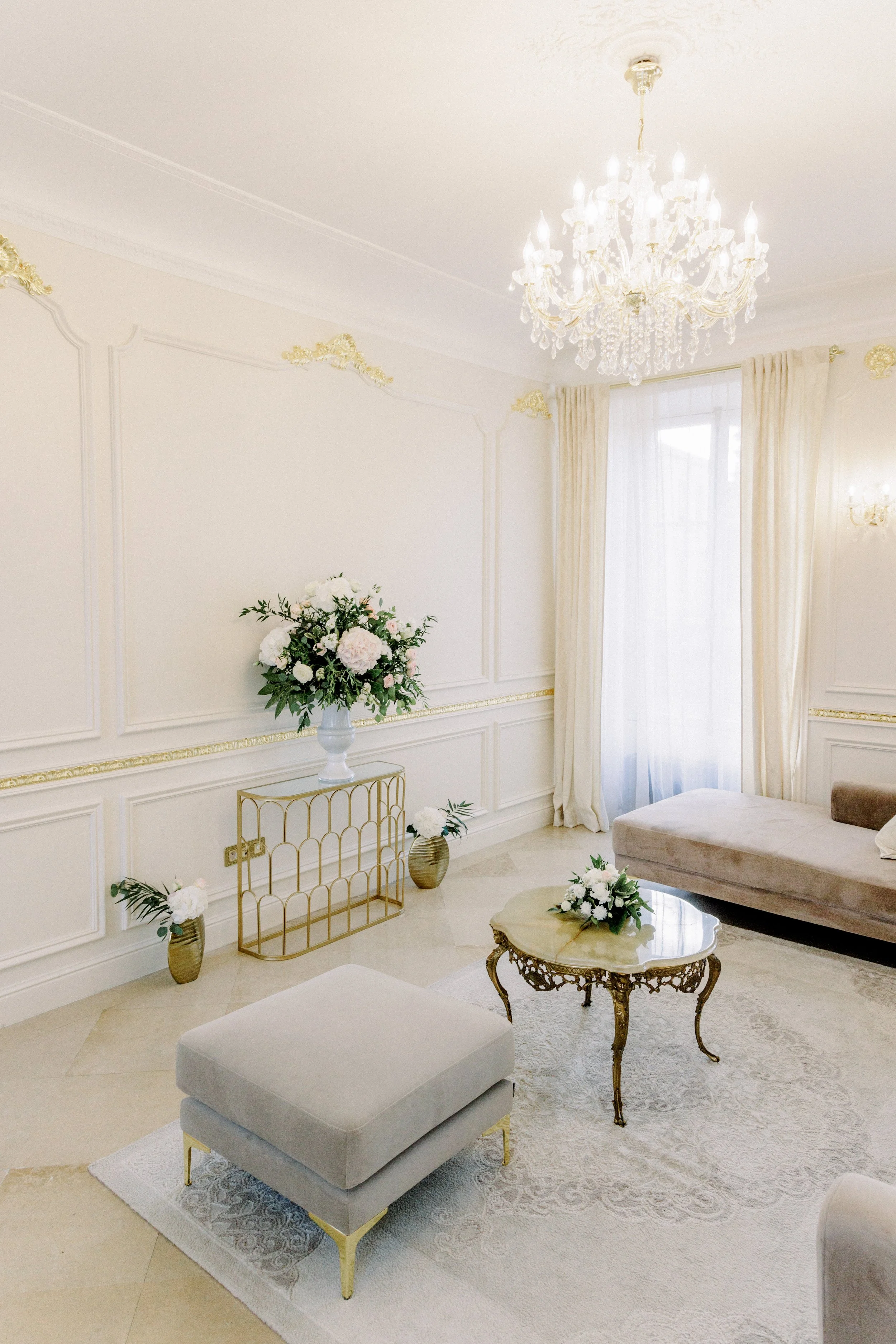 Castle-livingroom-02.jpg