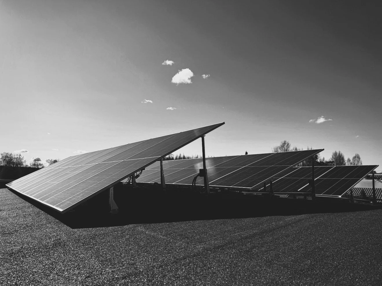Mikroinvertteri vai perinteinen aurinkovoimala – miksi invertterivalinnalla on väliä?