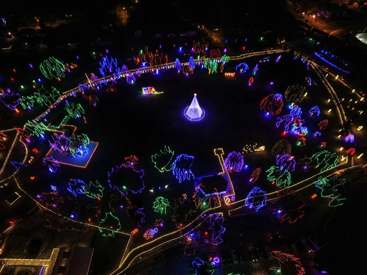 Light Up Your Winter Getaway: Kiwanis Holiday Lights Near Arch + Cable