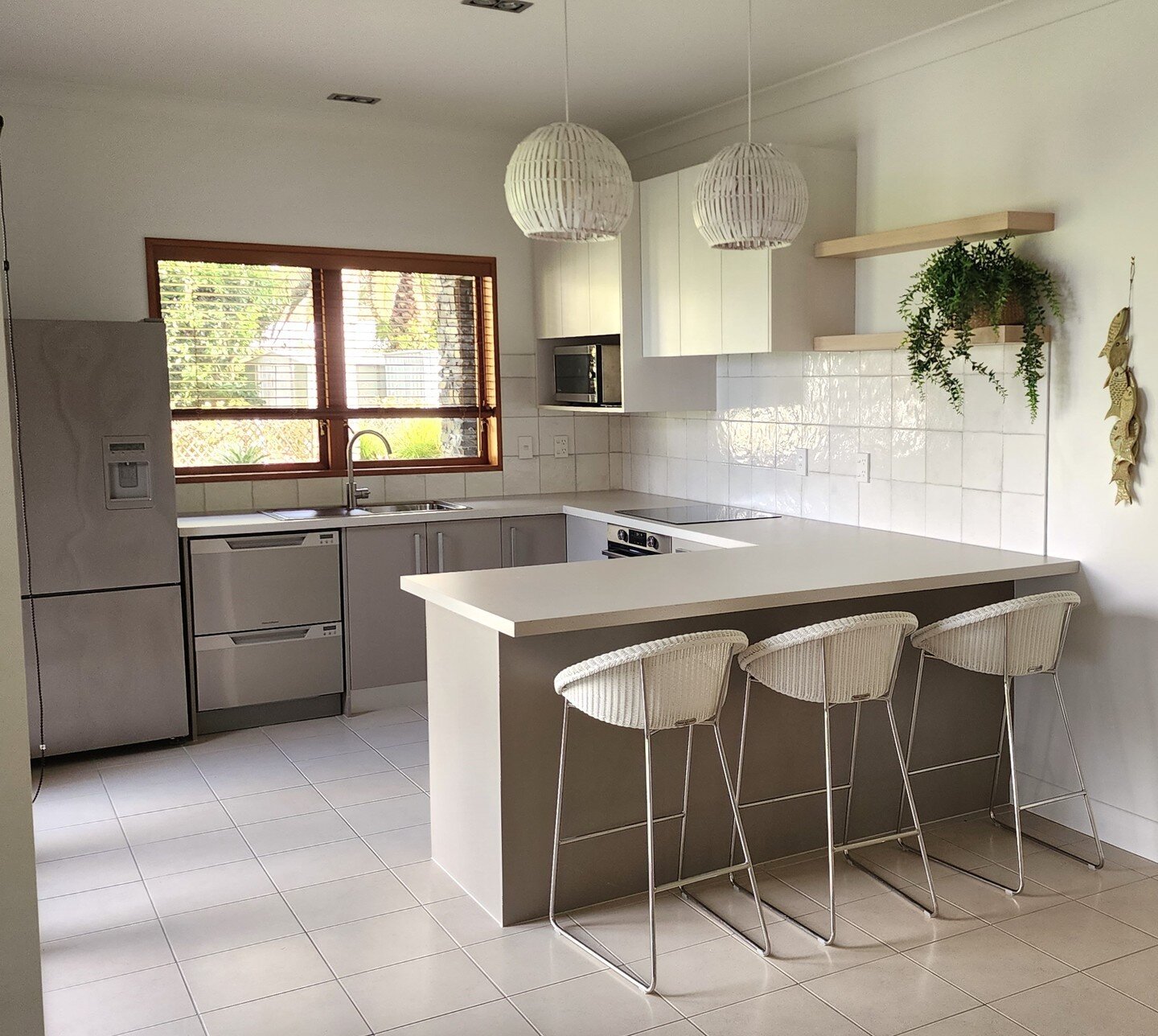 I spent the start of the week out of town in Whangamata to work on a long-standing project. I'm excited to share some before and after pictures of the apartment kitchen. We decided to make some updates rather than replacing the entire kitchen, includ