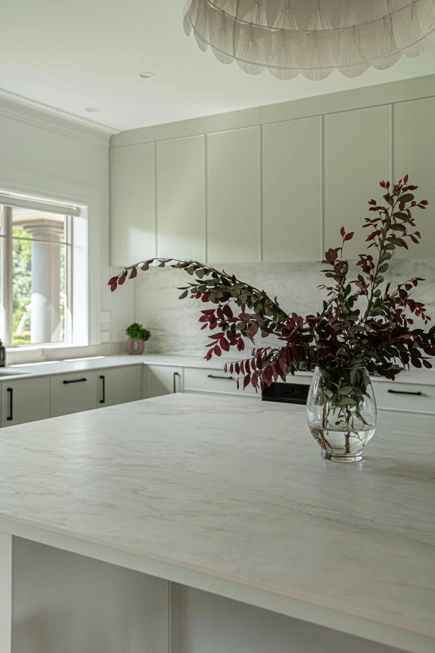 This Lake Karapiro kitchen is now complete.
A soft, timeless palette, layered textures and thoughtful planning helped shape a kitchen that feels calm, practical and beautifully resolved. One of those spaces that just feels good to be in.