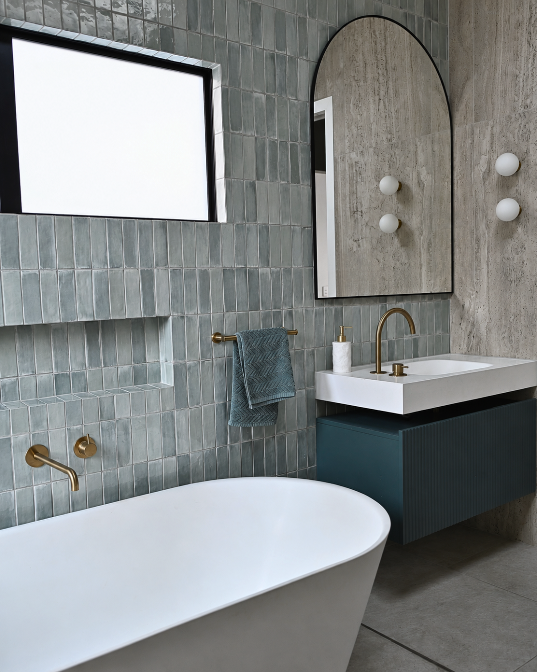 Ensuite Green tiles bath.png
