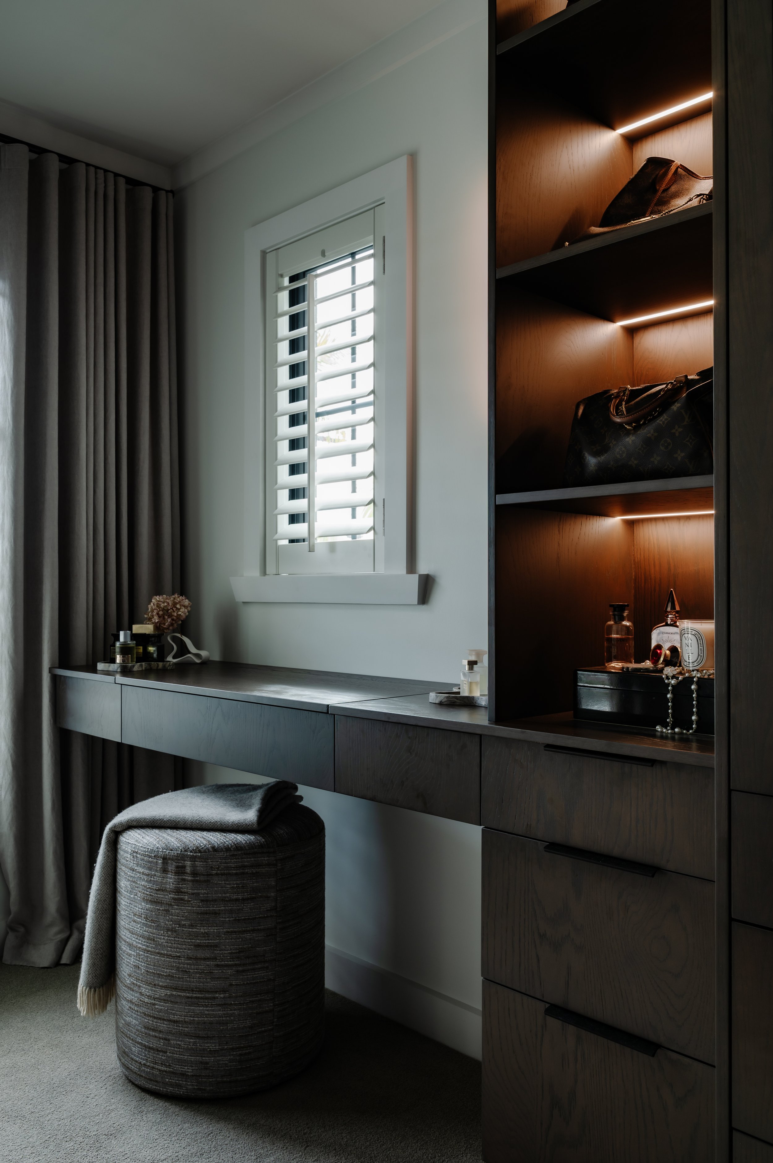 luxury-wardrobe-design- parenell-makeupdesk.jpg