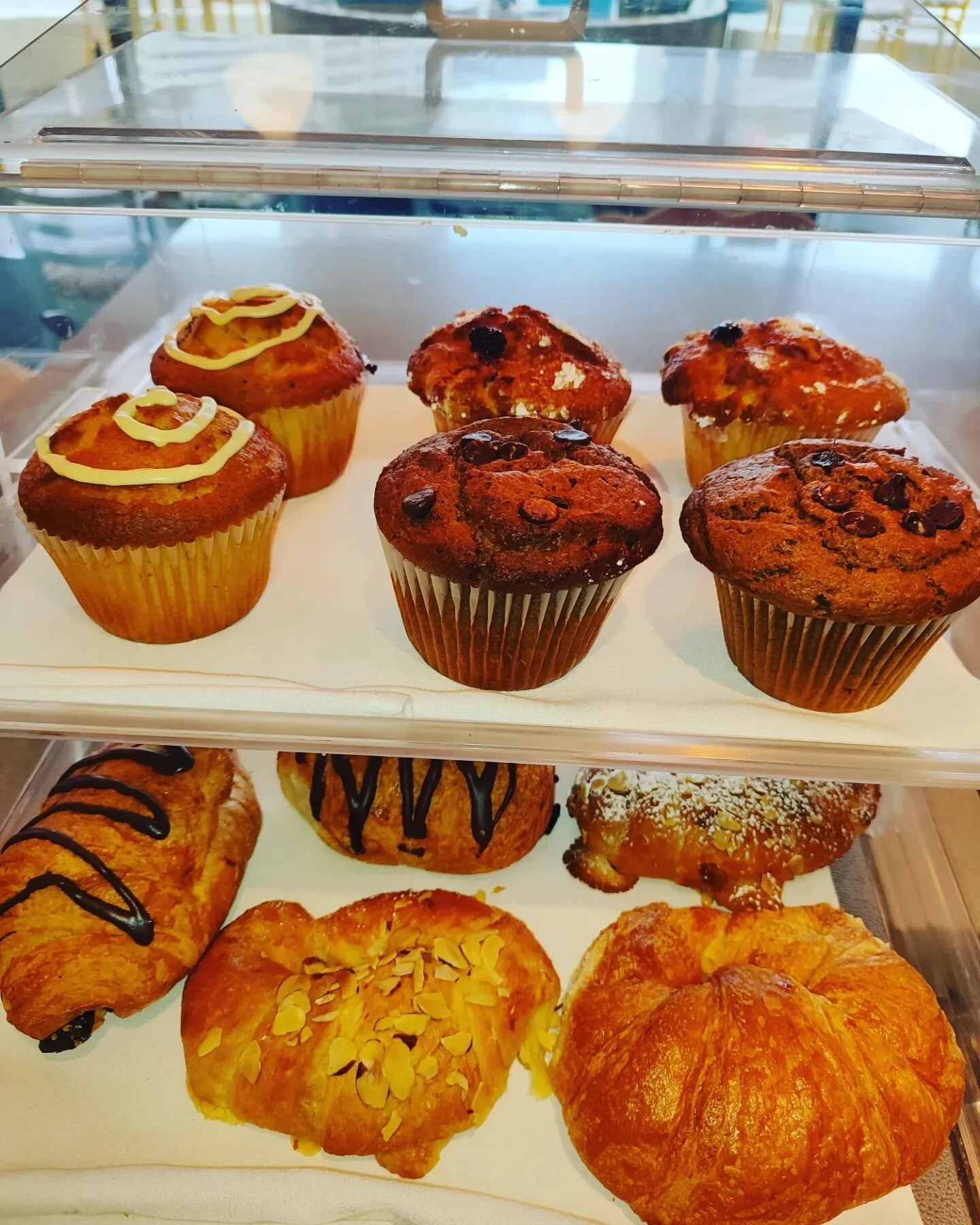 Good morning 🌞🌞

Muffin 🧁 and Croissant 🥐

Chocolate 🍫
Blue Berry 💙
Lemon 🍋
Almond 🥐
Chocolate croissant 🥐