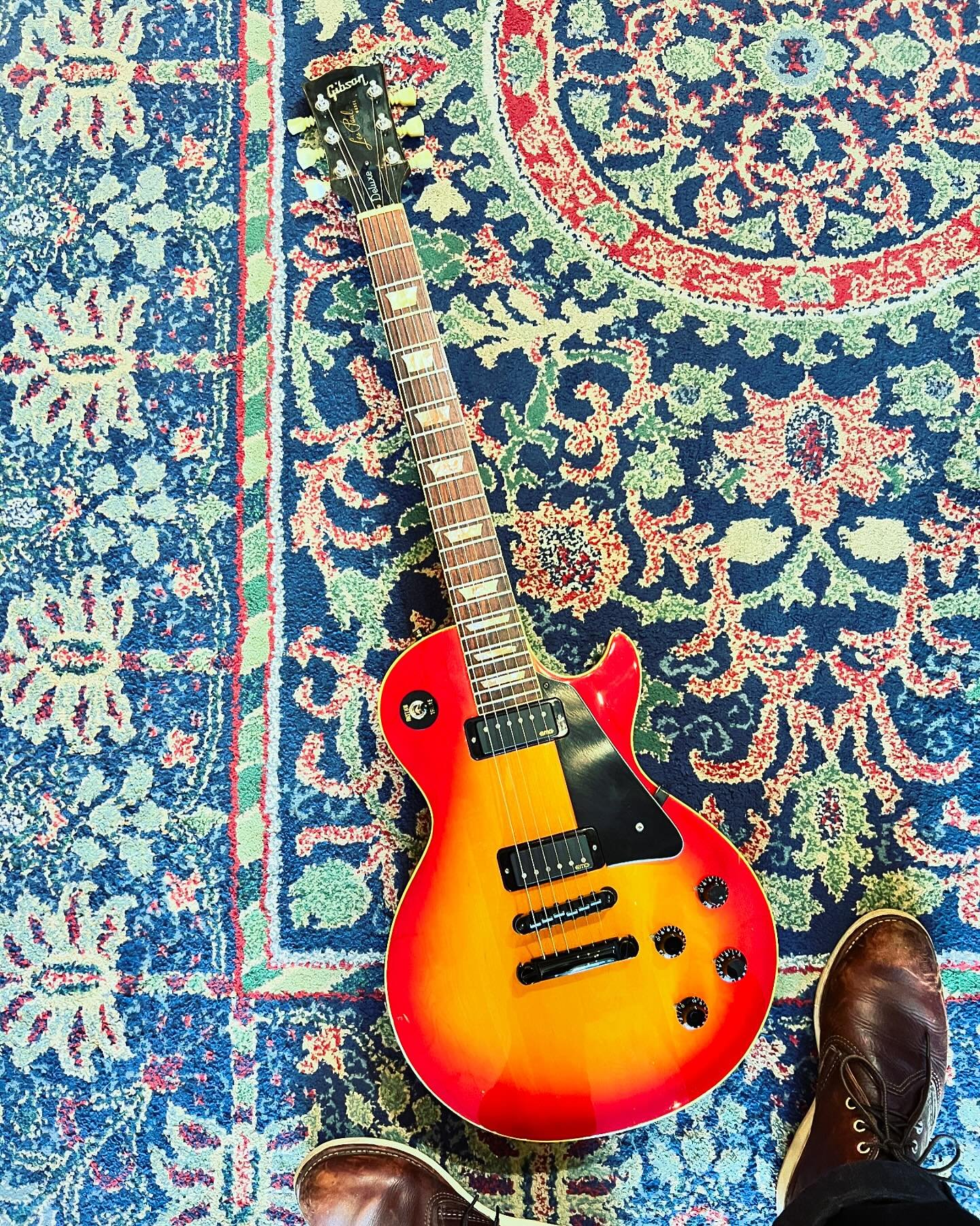 This 1977 @gibsonguitar Les Paul rips!!! It has some cool mods BUT INCLUDES all of the original parts and hardware! Appreciate it for how it is or revert back to stock! All of the options are yours! #oaklandguitars #gibson #gibsonlespaul #1977gibsonl