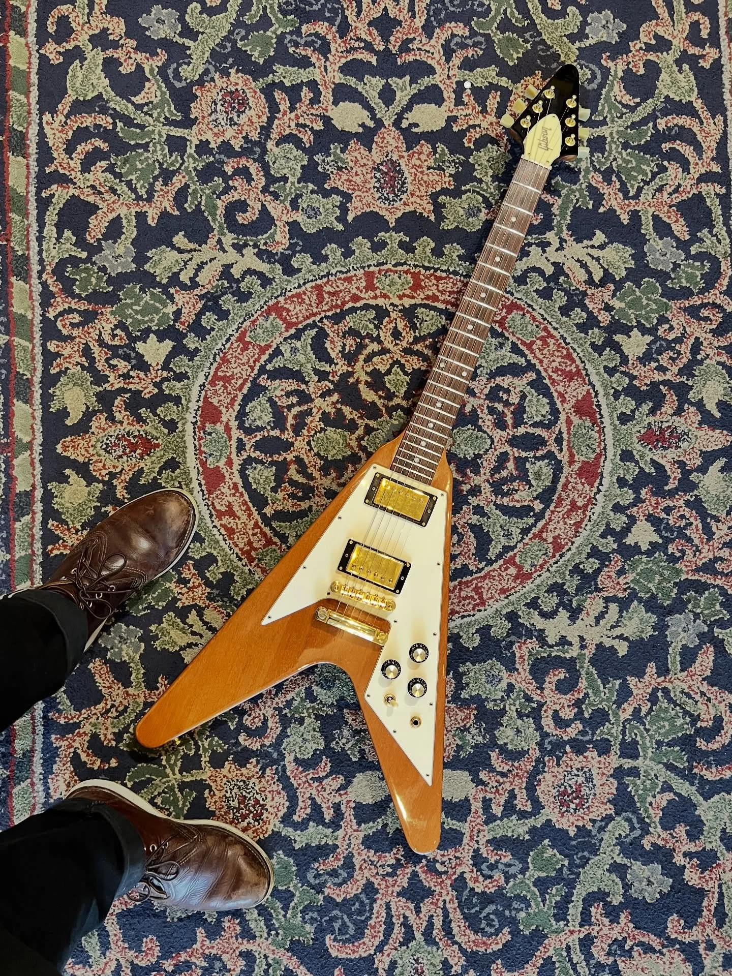 Pretty sick 2006 @gibsonguitar Flying V hitting the wall! In the words of the great @bhinds &ldquo;I like flying V&rsquo;s because they fly!&rdquo; Come play!!! #oaklandguitars #gibson #gibsonflyingv