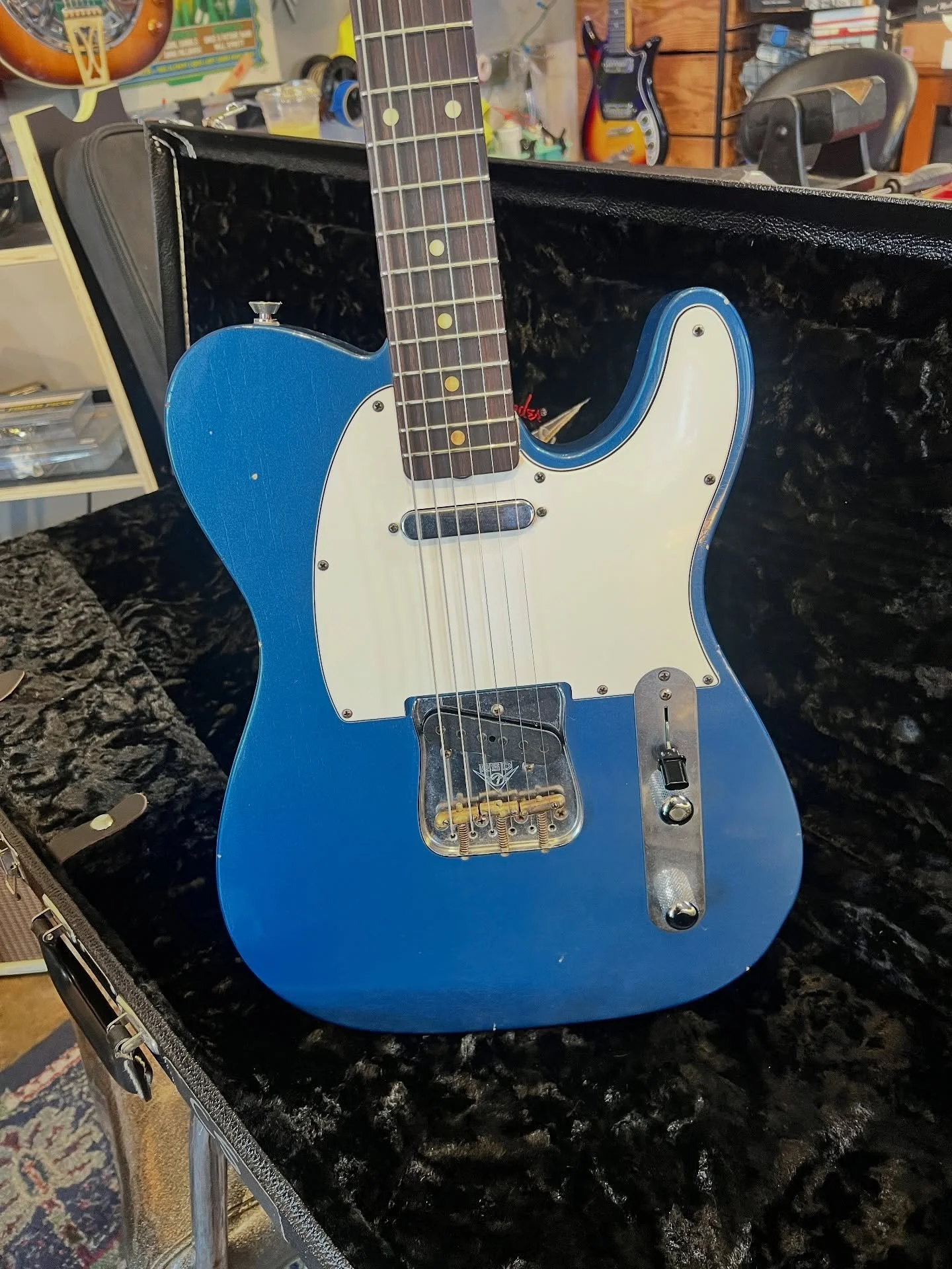 Pretty sweet @fendercustomshop Post Modern Journeymen hitting the wall! Come play! #oaklandguitars #fender #fendertelecaster #fendercustomshop