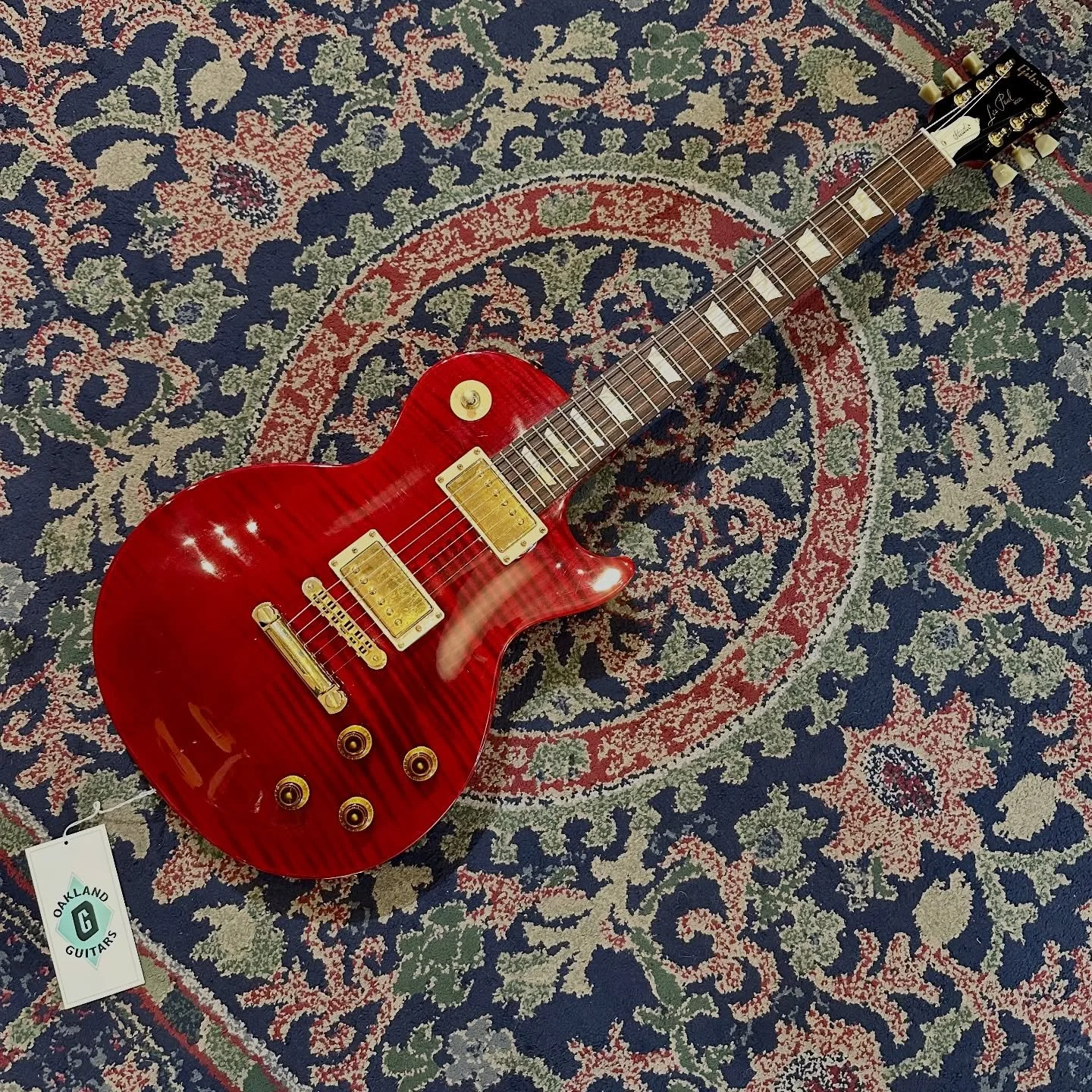 Well this is pretty! Peep this cool @gibsonguitar Les Paul Studio!! Come play!
