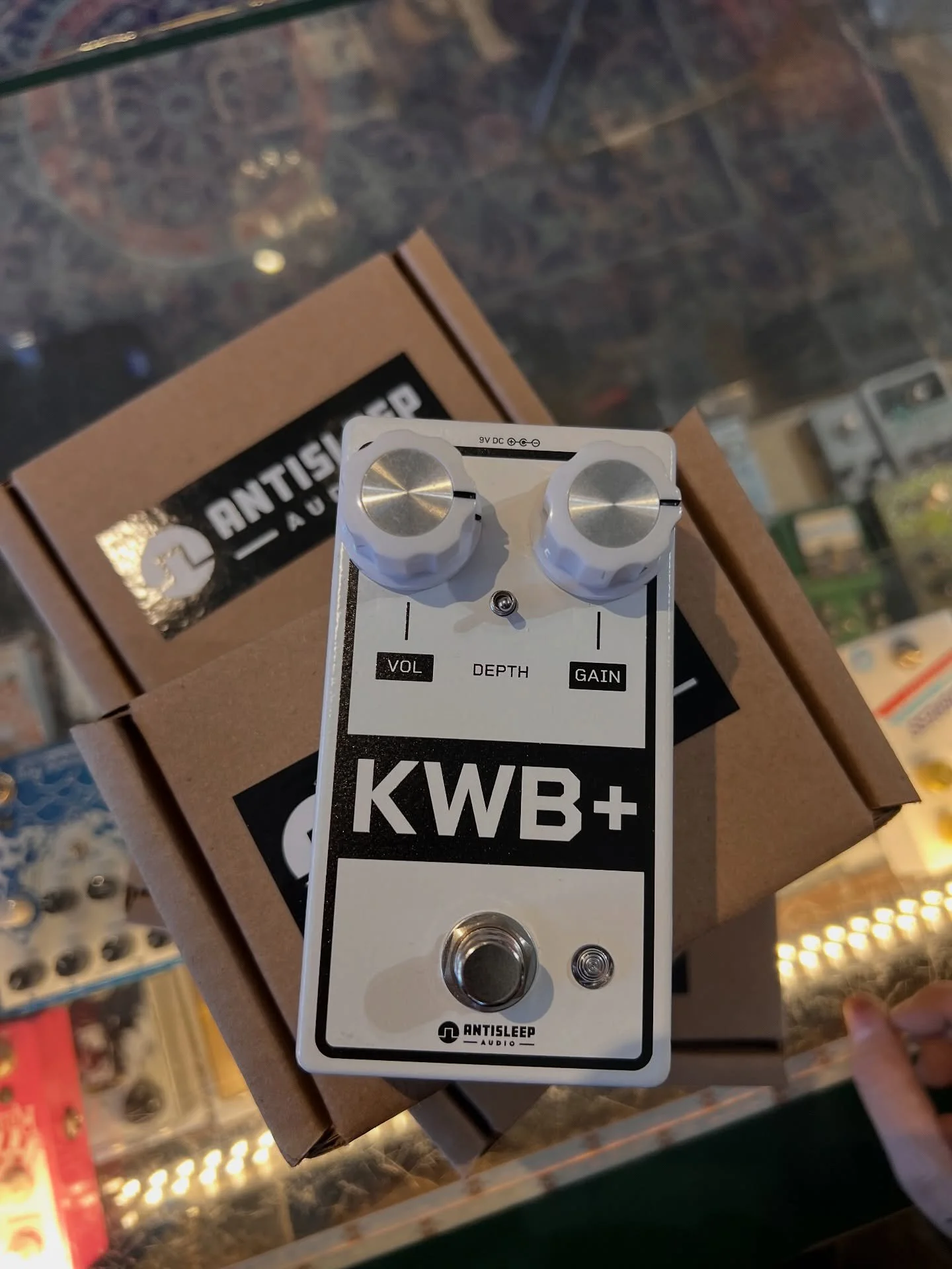We’re so stoked to have a few of these KILLER Antisleep Audio KWB+ pedals in stock! Were huge @kowloonwalled fans over here!! Thanks to @gse for letting us be the ONLY shop to get one. Only a handful in the shop! Come play! #oaklandguitars #kow