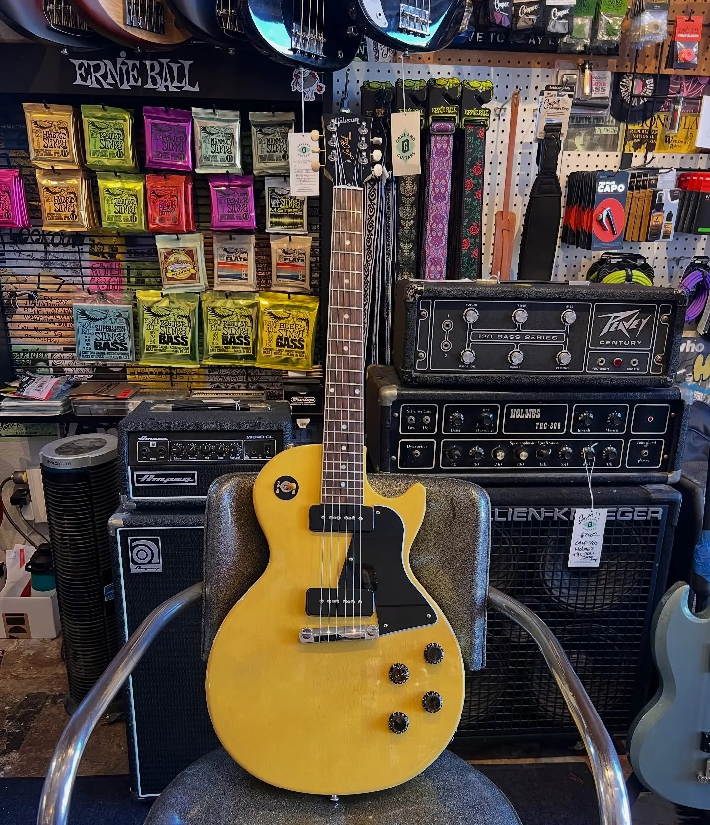 Pretty sweet @gibsonguitar Les Paul Special rocking a new @music_city_bridge hitting the wall! Come play! #oaklandguitars #gibson #gibsonlespaulspecial